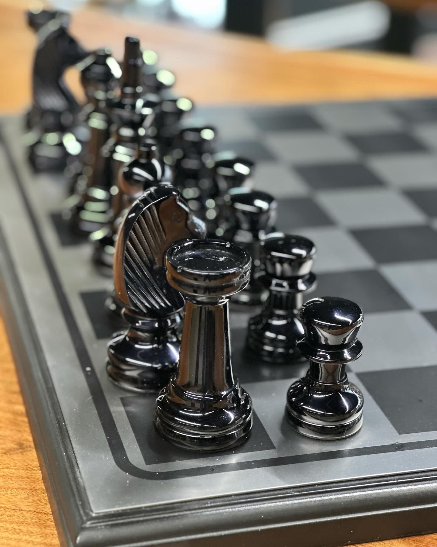 Échiquier de luxe design en bois et aluminium avec finition noir et argent.