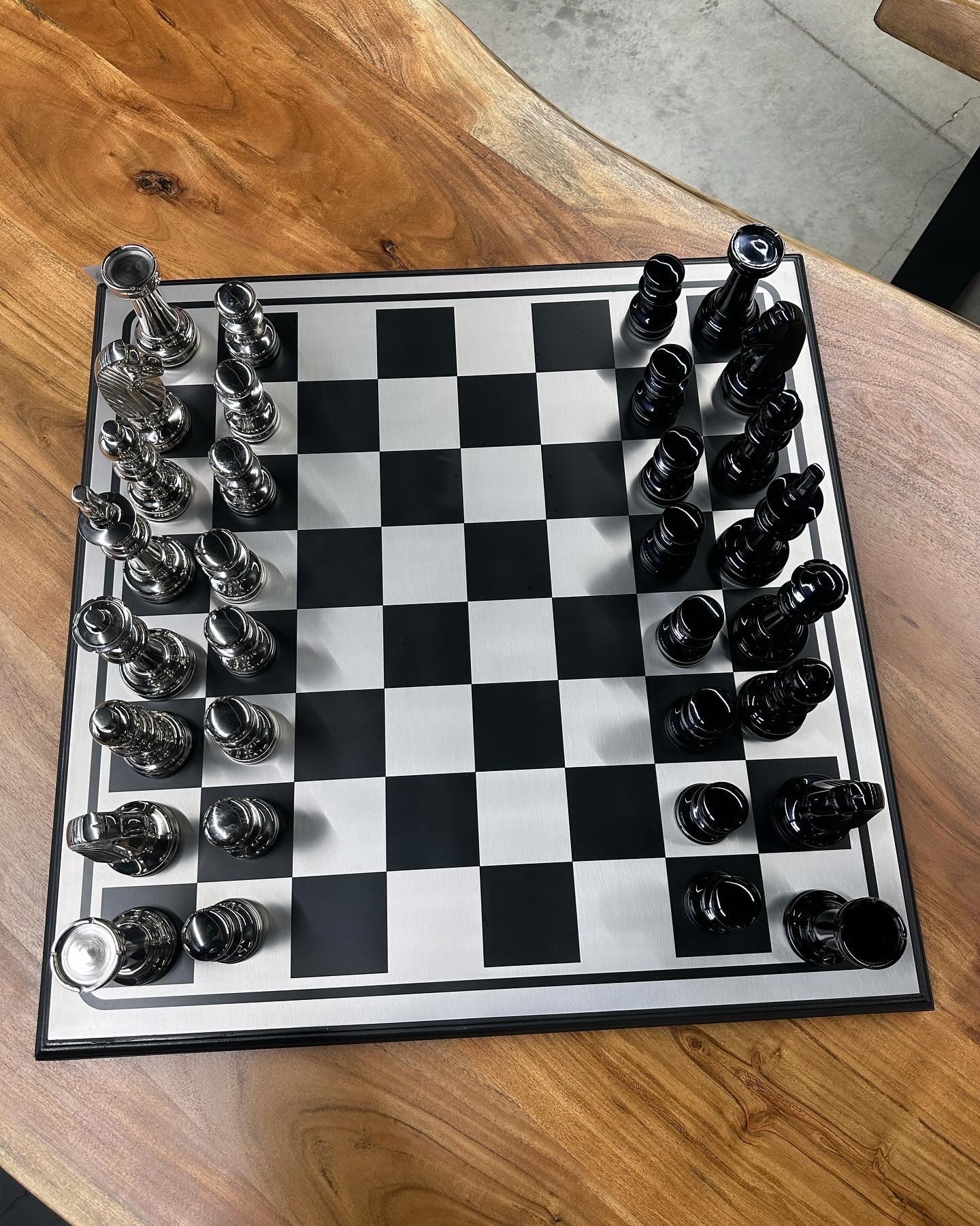 Échiquier de luxe design en bois et aluminium avec finition noir et argent.