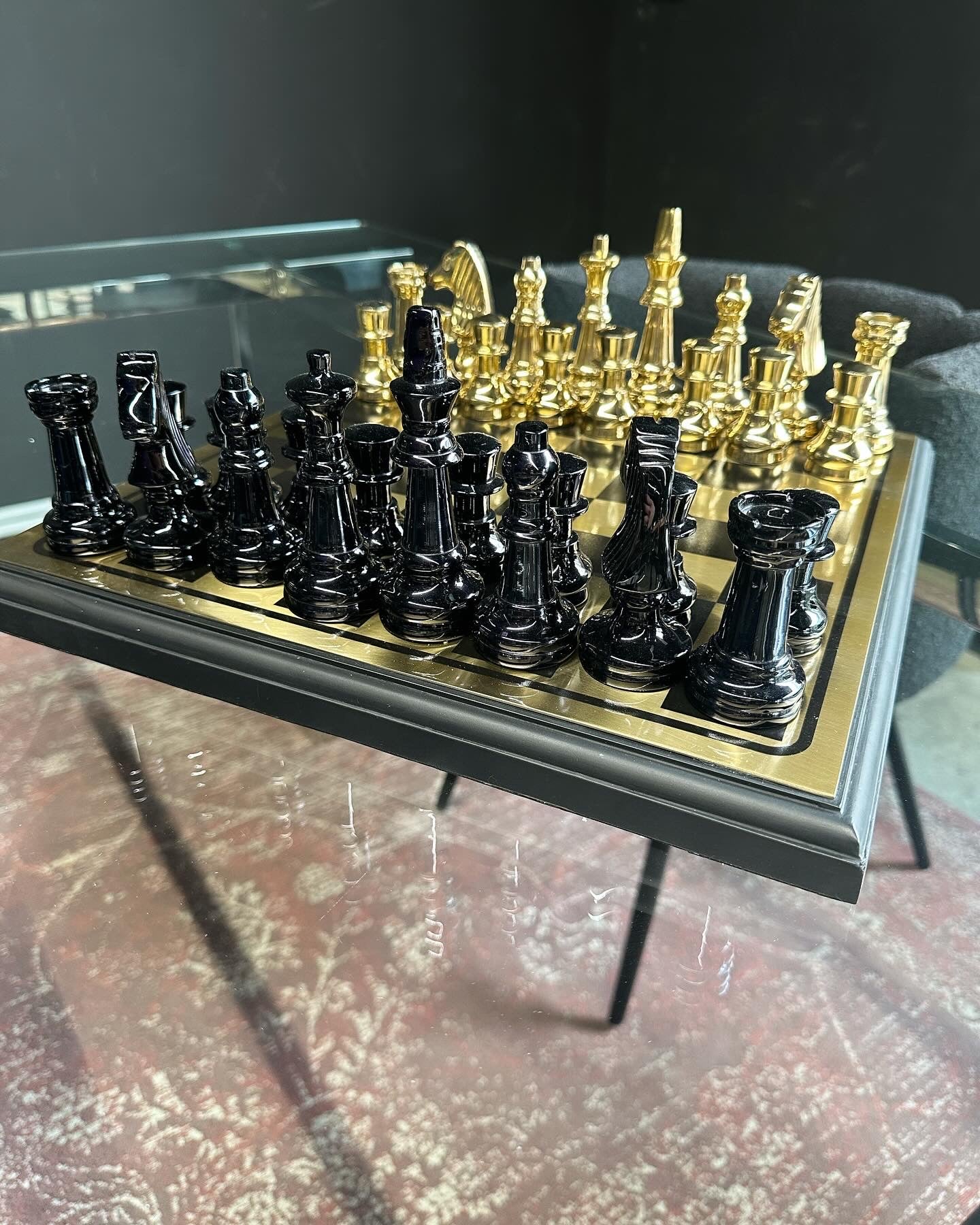 Échiquier de luxe design en bois et aluminium avec finition noir et or