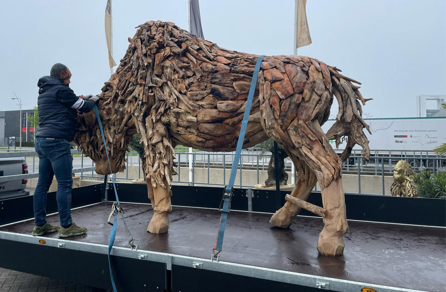 Sculpture animale artisanale en bois flotté