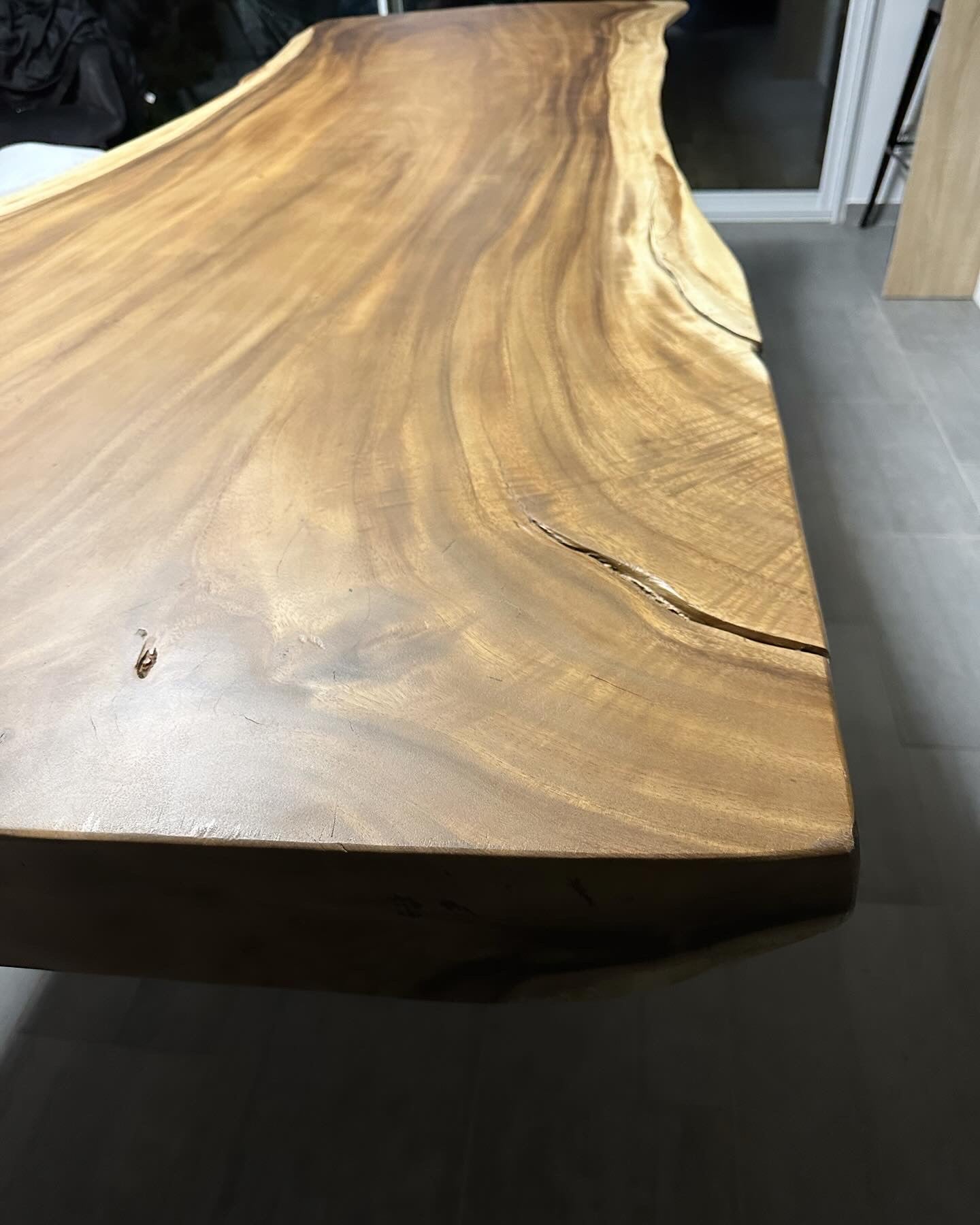 Table en Bois de Suar Massif sur Mesure | Meuble Ébéniste