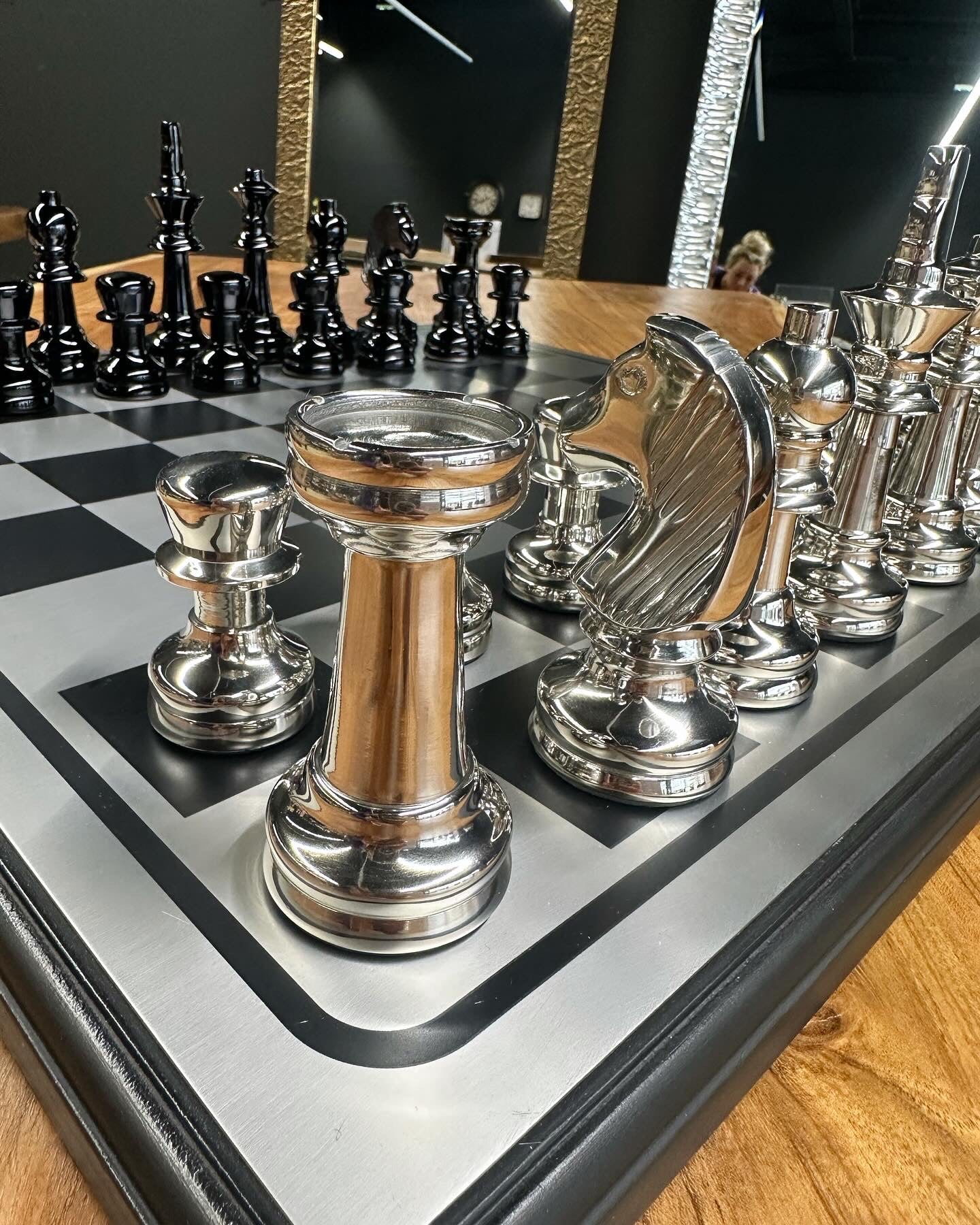 Échiquier de luxe design en bois et aluminium avec finition noir et argent.