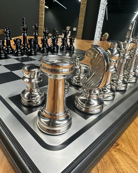 Échiquier de luxe design en bois et aluminium avec finition noir et argent.