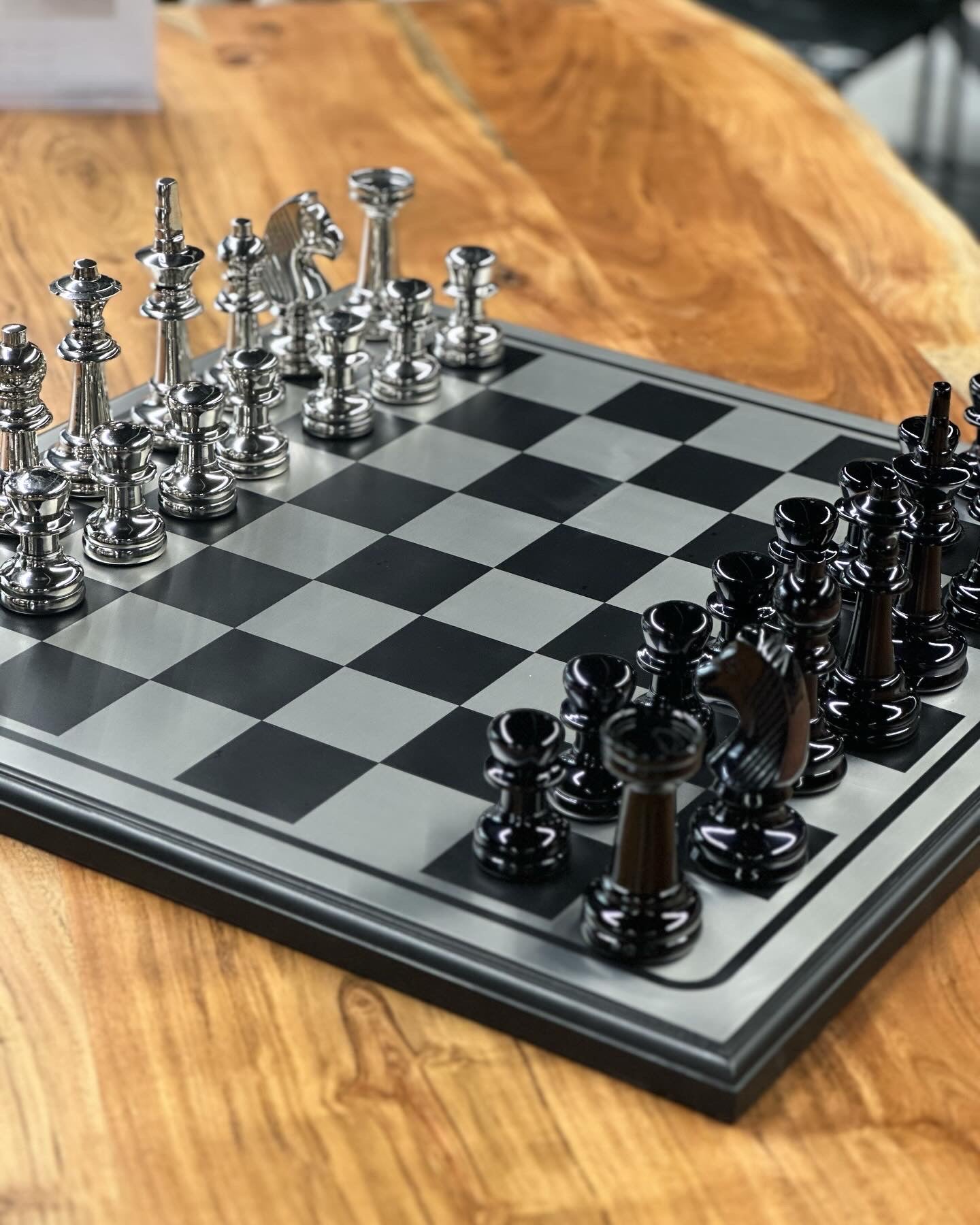 Échiquier de luxe design en bois et aluminium avec finition noir et argent.
