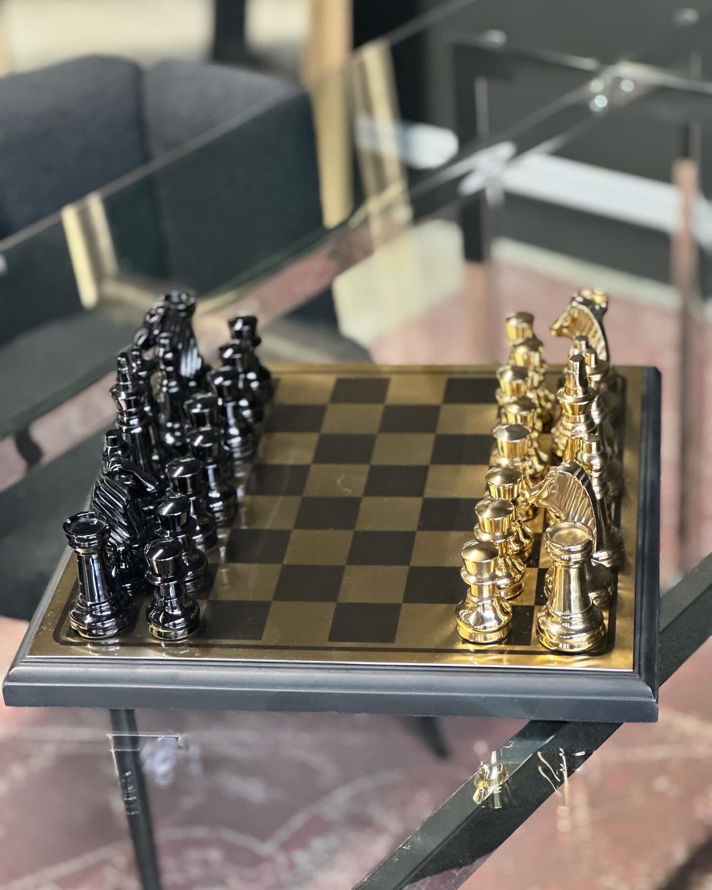 Échiquier de luxe design en bois et aluminium avec finition noir et or