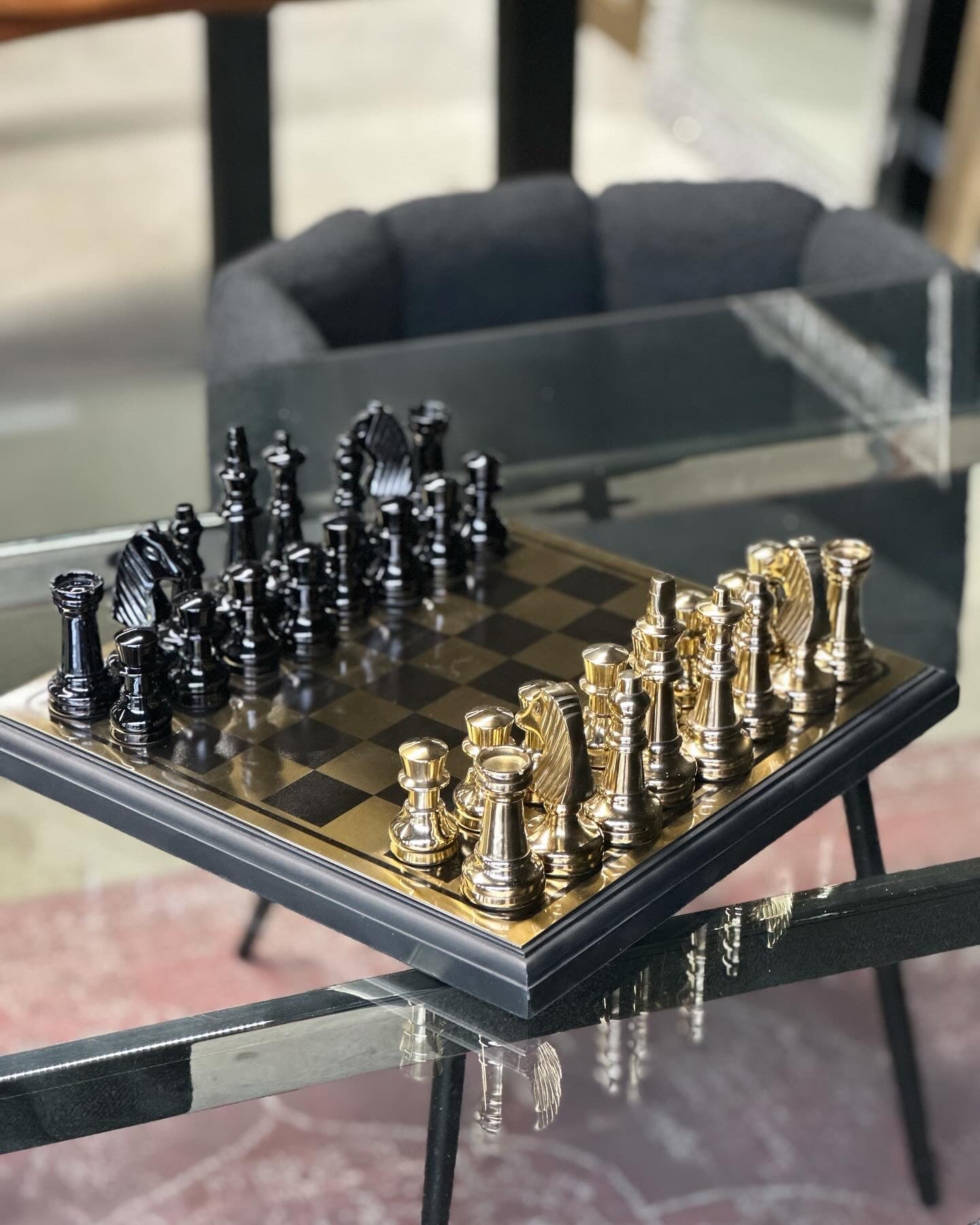 Échiquier de luxe design en bois et aluminium avec finition noir et or