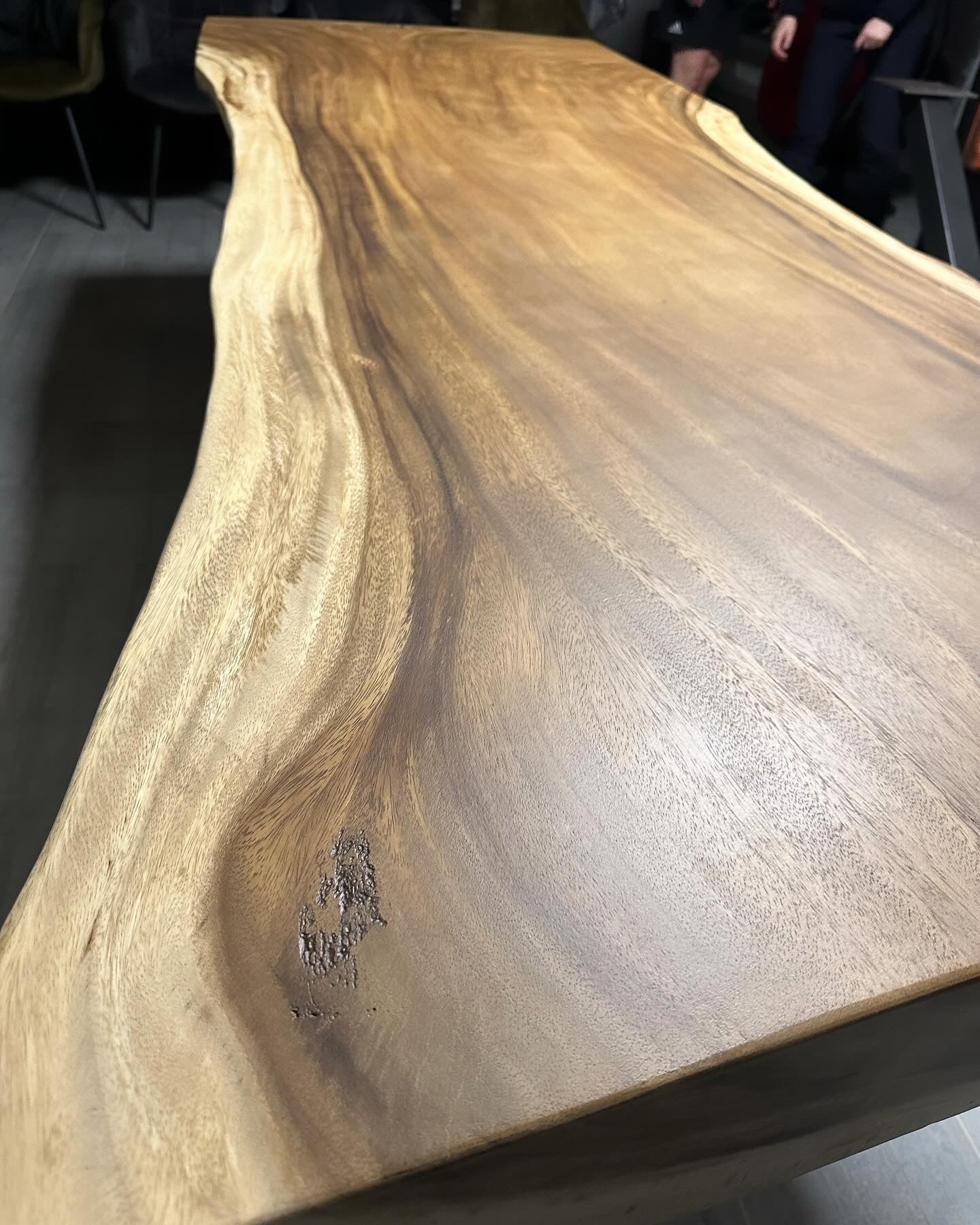 Table en Bois de Suar Massif sur Mesure | Meuble Ébéniste