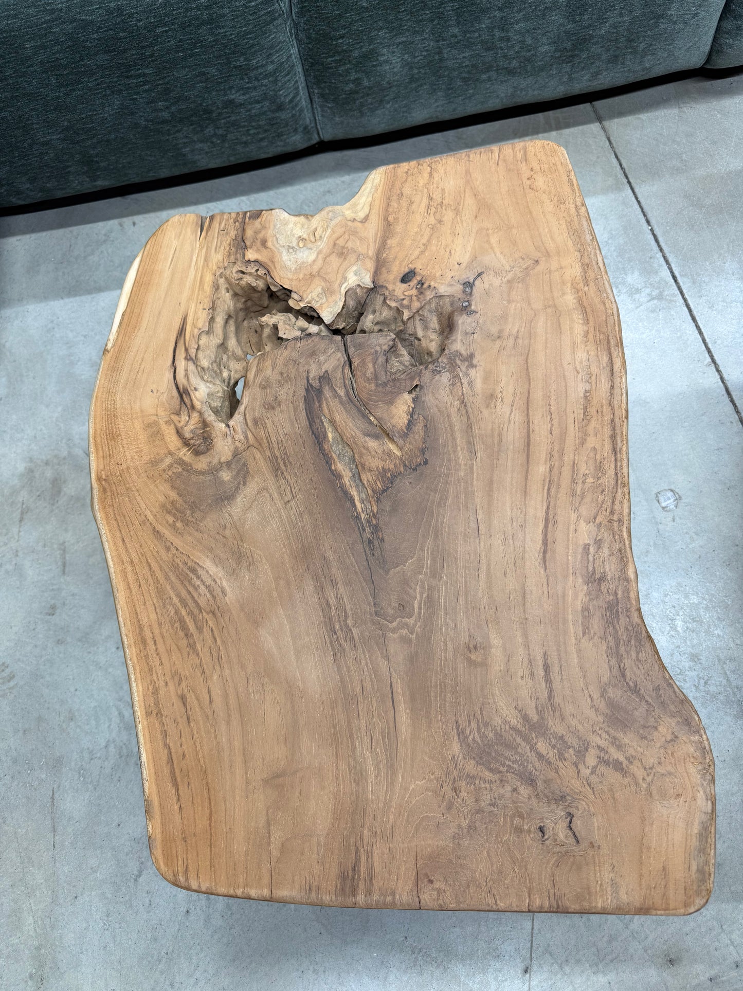 Table Basse en Souche de Bois - Pièce Authentique au Design Naturel
