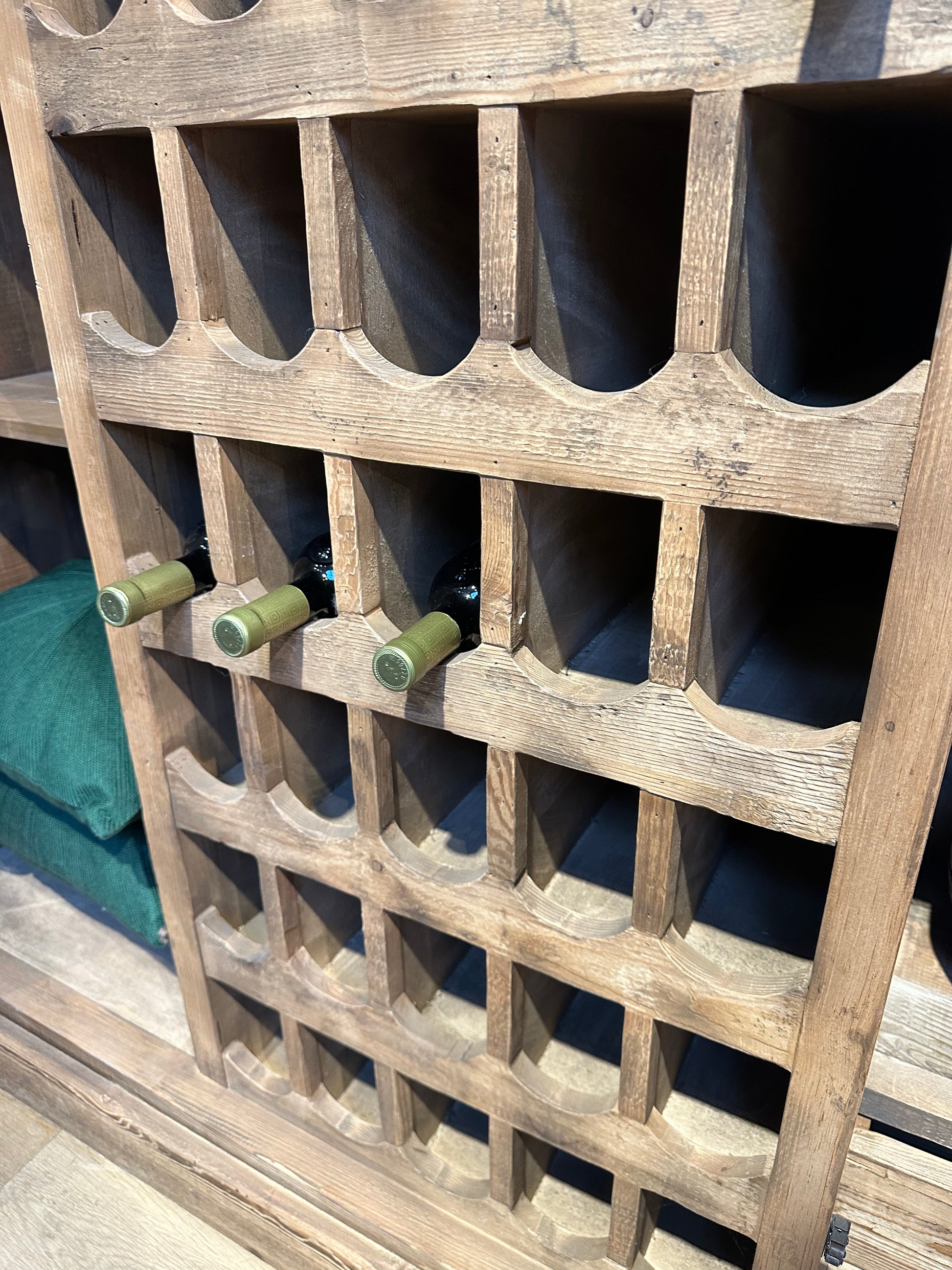 Cellier à Vin Artisanal en Bois Massif