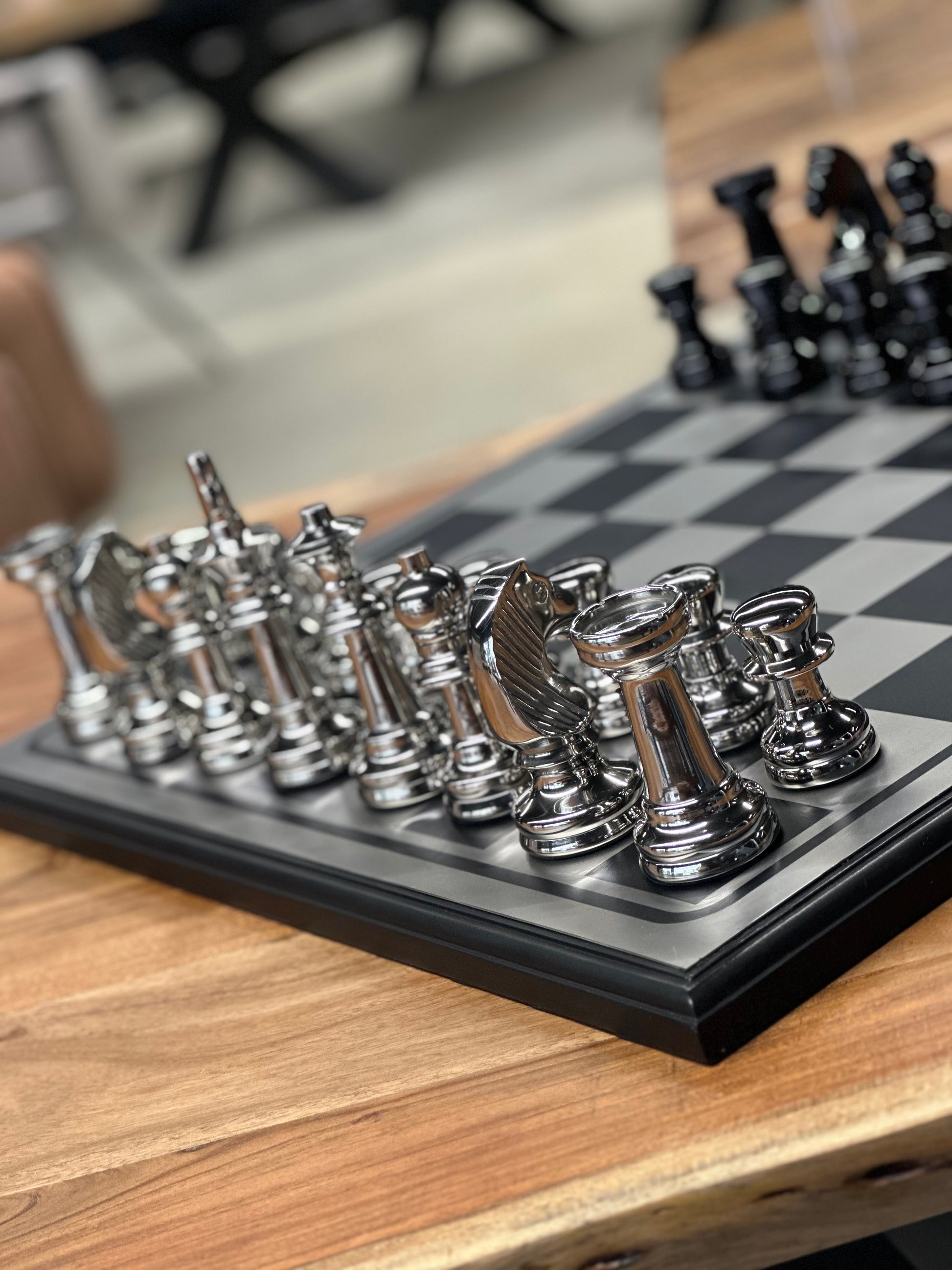 Échiquier de luxe design en bois et aluminium avec finition noir et argent