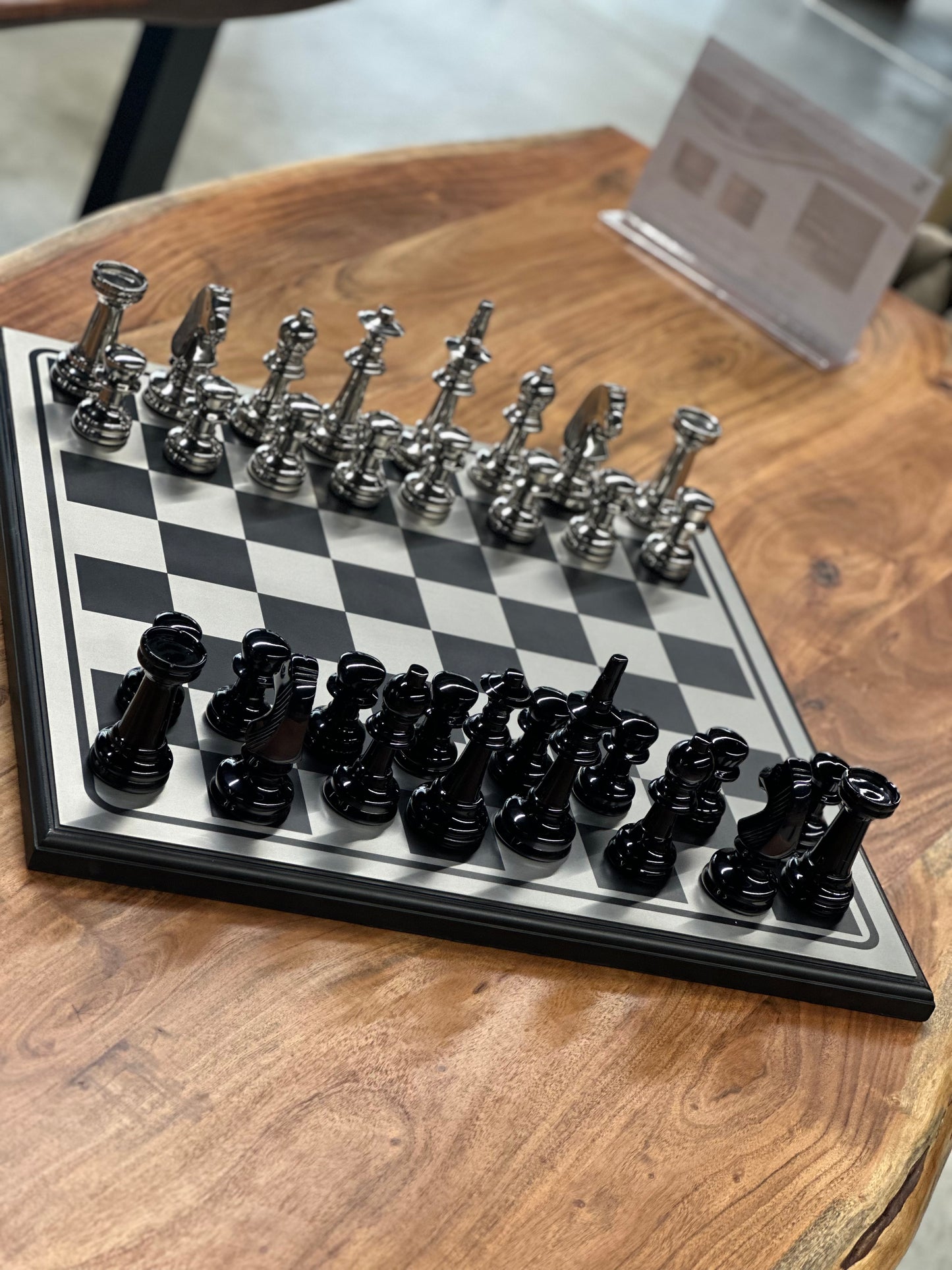 Échiquier de luxe design en bois et aluminium avec finition noir et argent