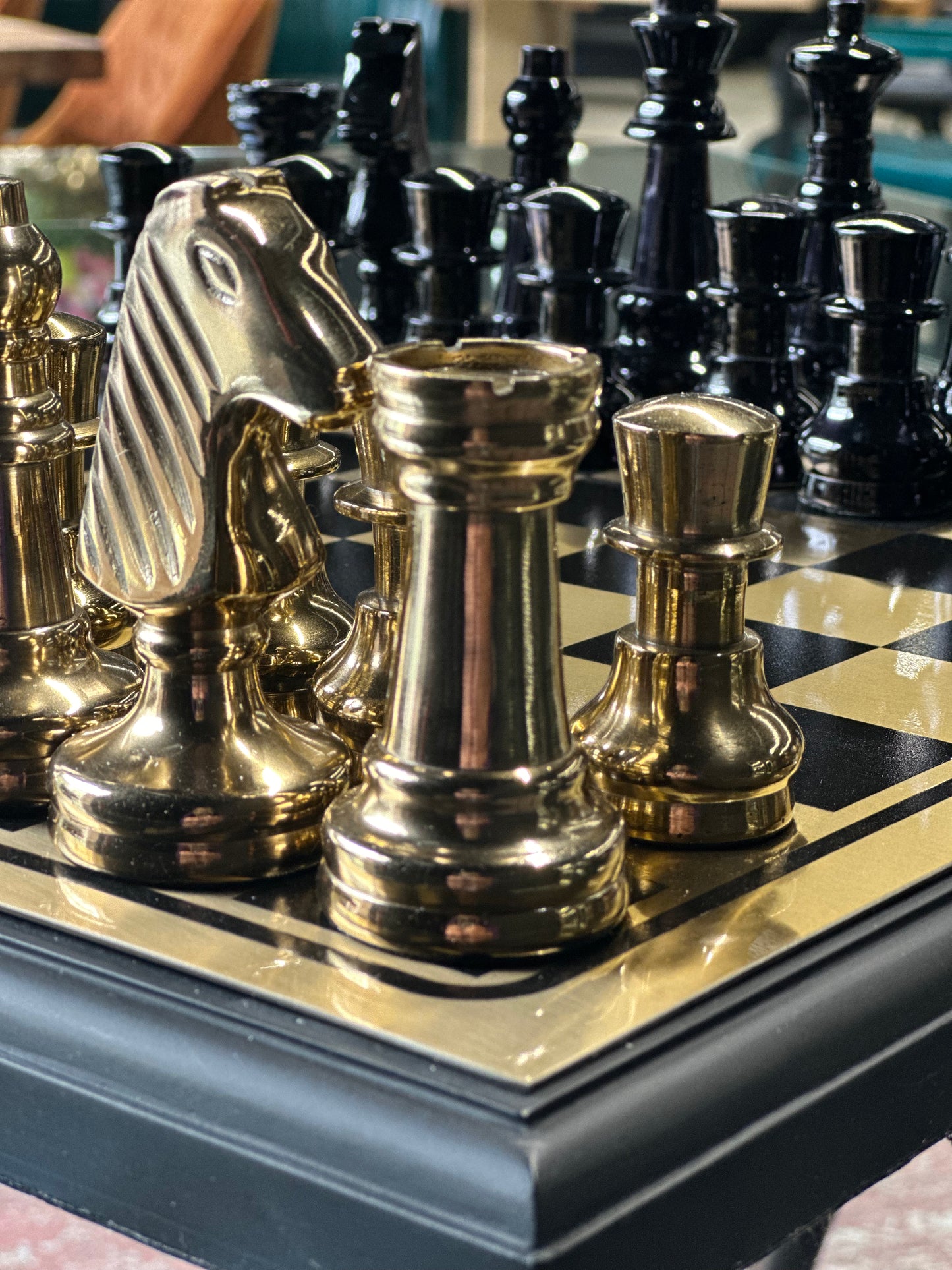 Échiquier de luxe design en bois et aluminium avec finition noir et or
