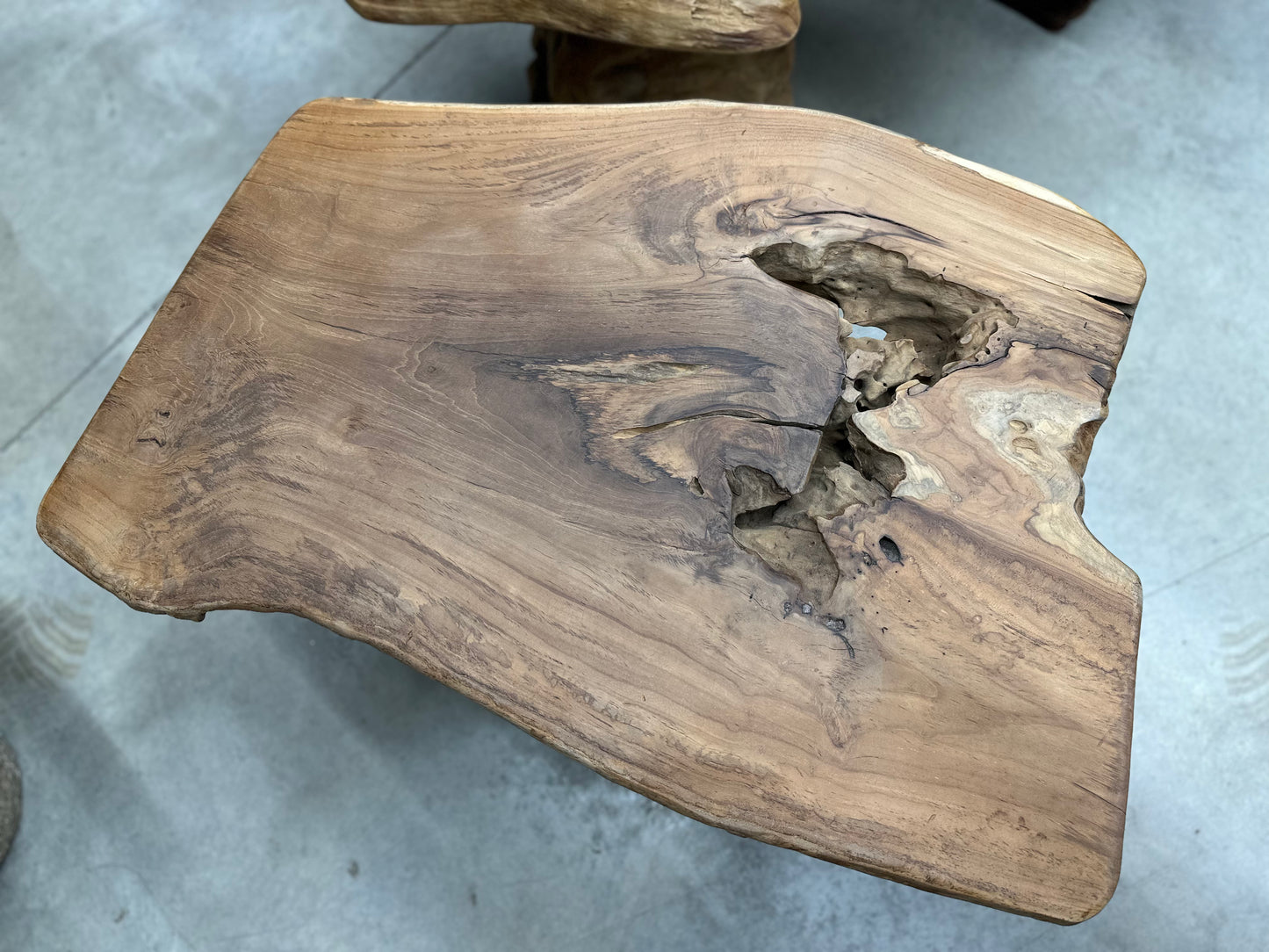 Table Basse en Souche de Bois - Pièce Authentique au Design Naturel