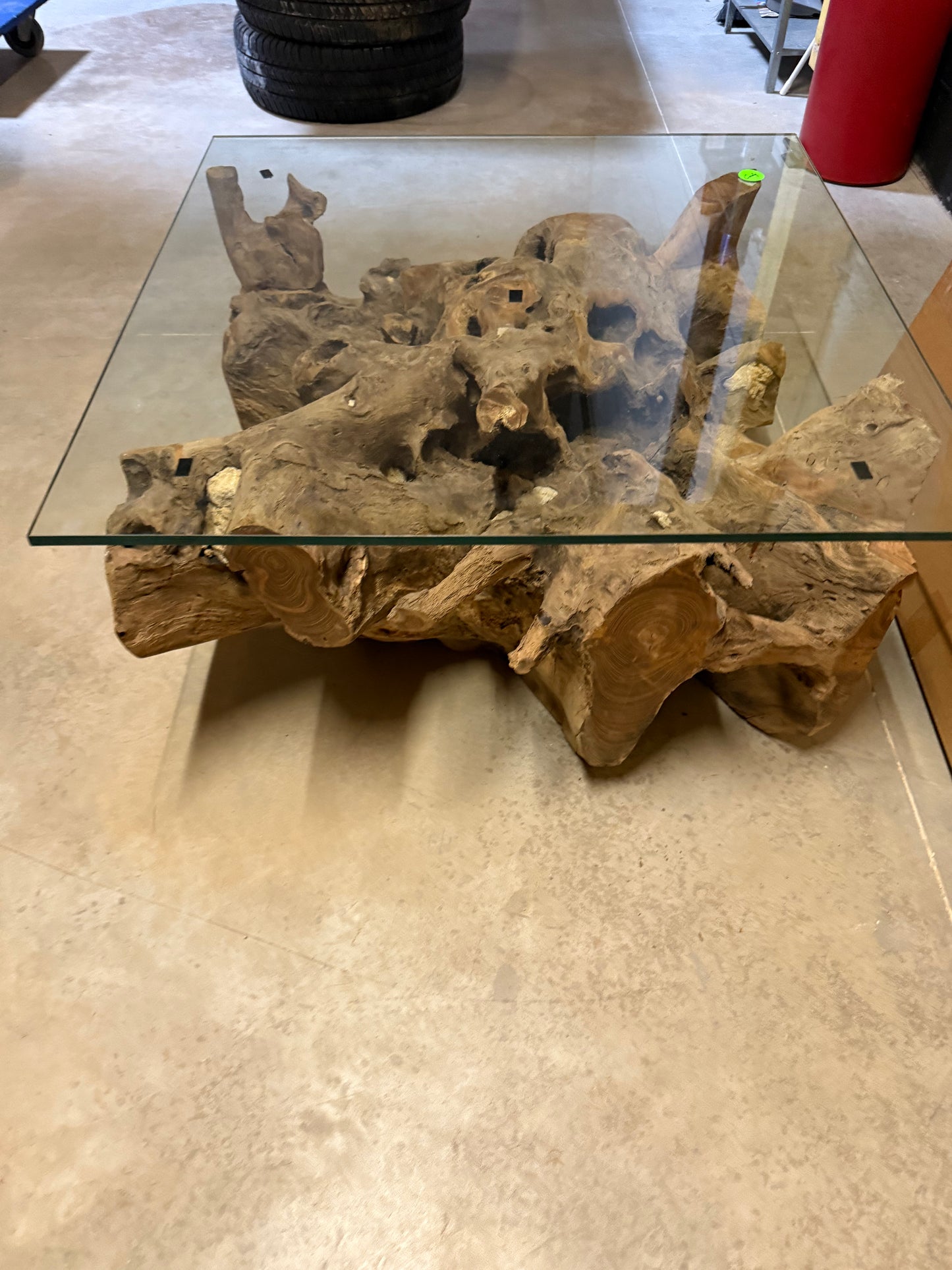 Table Basse Design en Racine de Bois et Plateau Verre