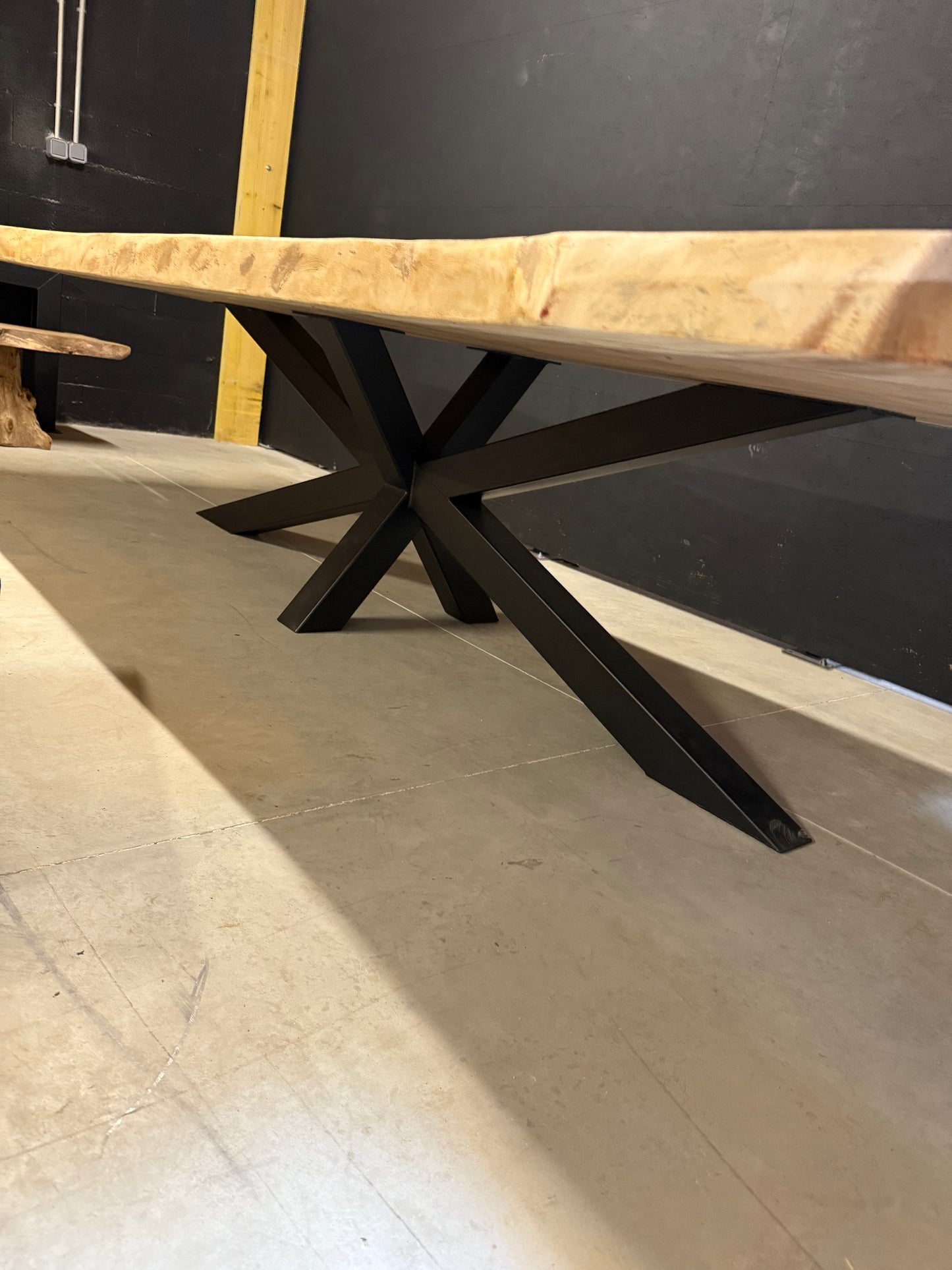 Table en Bois de Suar Massif sur Mesure | Meuble Ébéniste