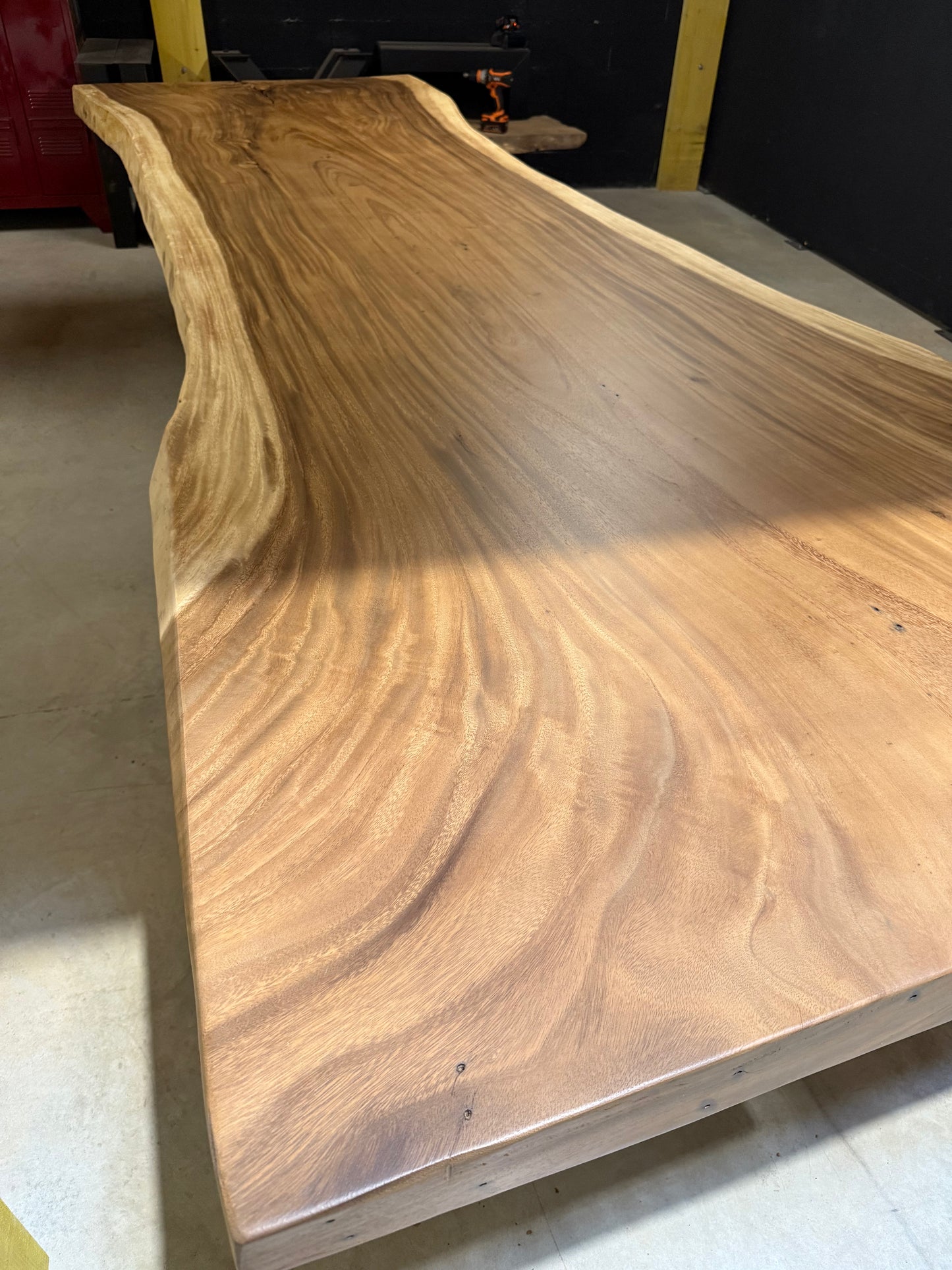 Table en Bois de Suar Massif sur Mesure | Meuble Ébéniste