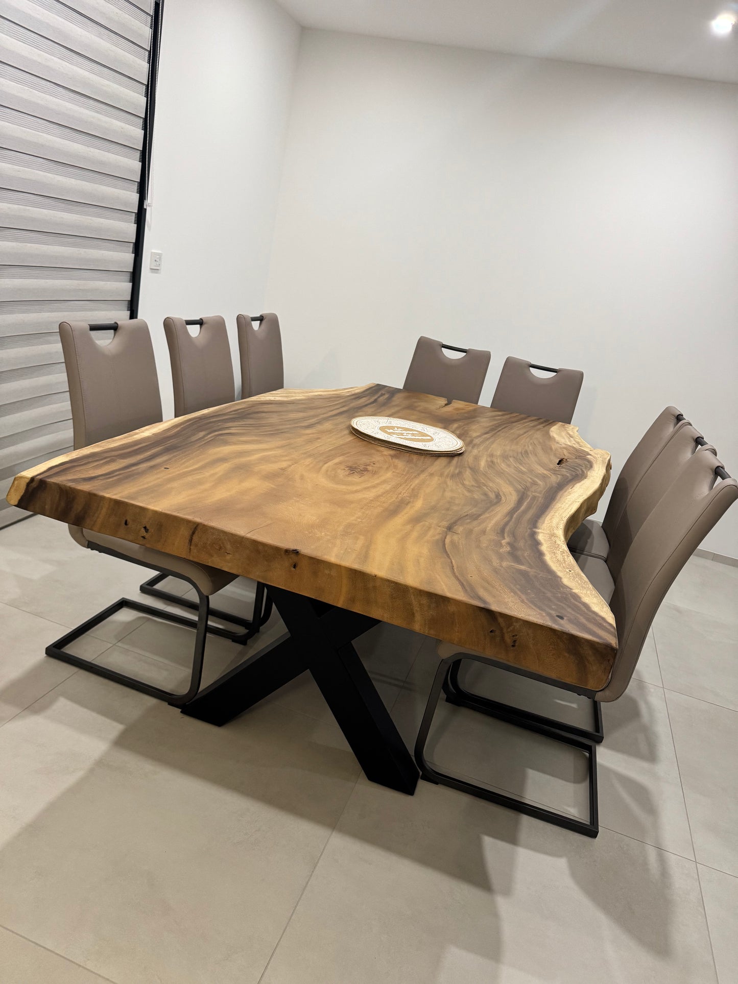 Table en Bois de Suar Massif sur Mesure | Meuble Ébéniste