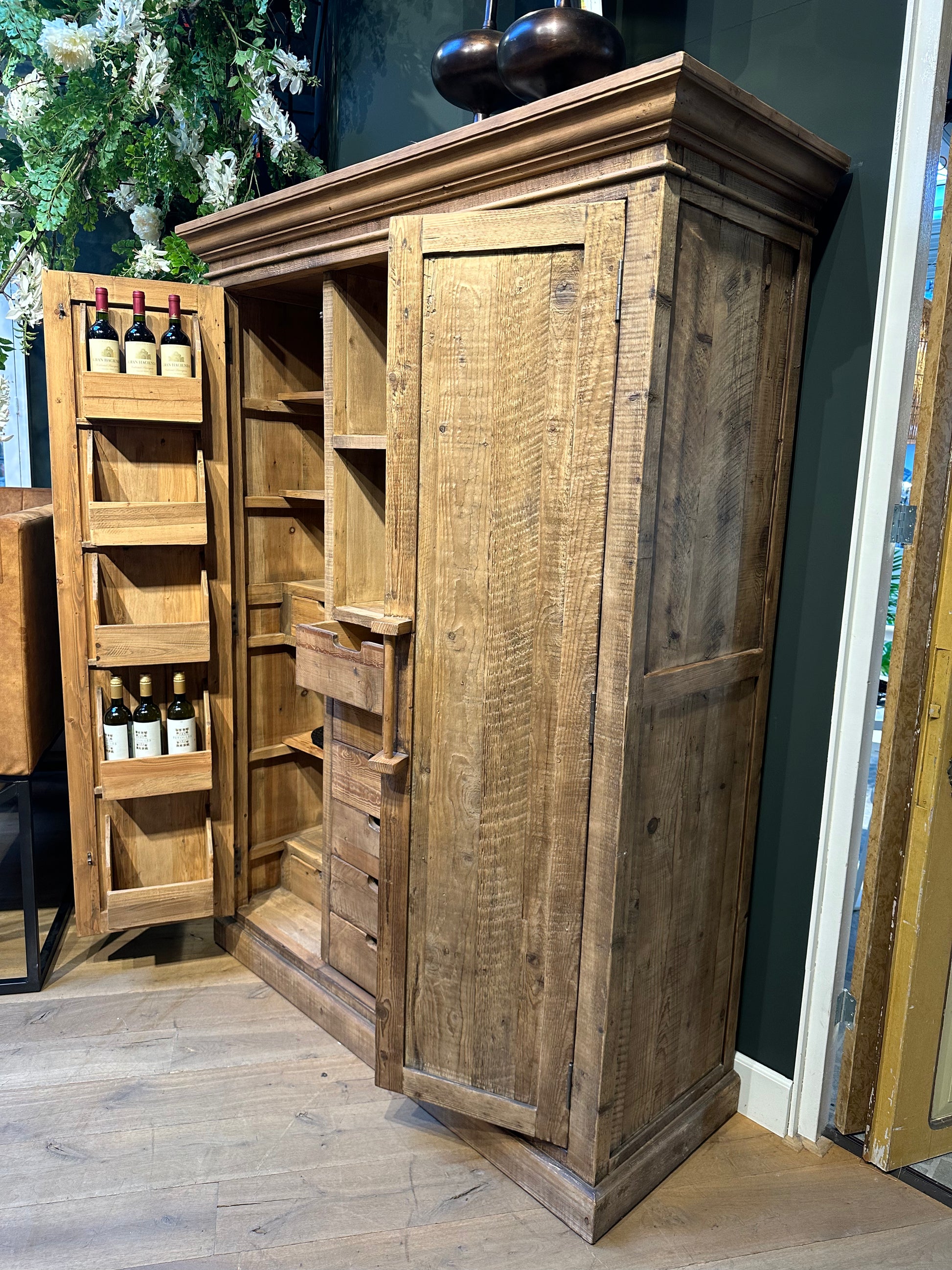 Celier à Vin en Bois - Stockage Élégant et Traditionnel pour Vos Grands Crus - meuble-ebeniste.com devient meuble-ebeniste.fr