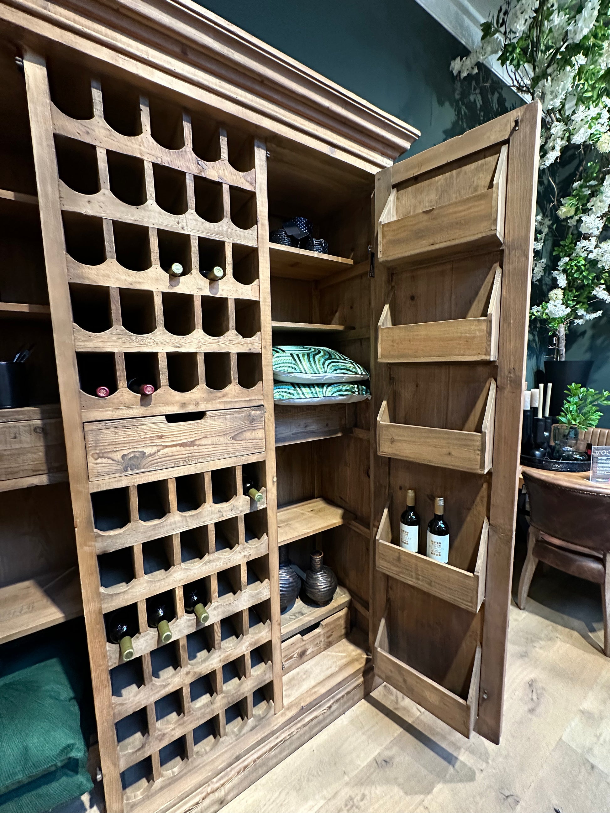 Celier à Vin en Bois - Stockage Élégant et Traditionnel pour Vos Grands Crus - meuble-ebeniste.com devient meuble-ebeniste.fr