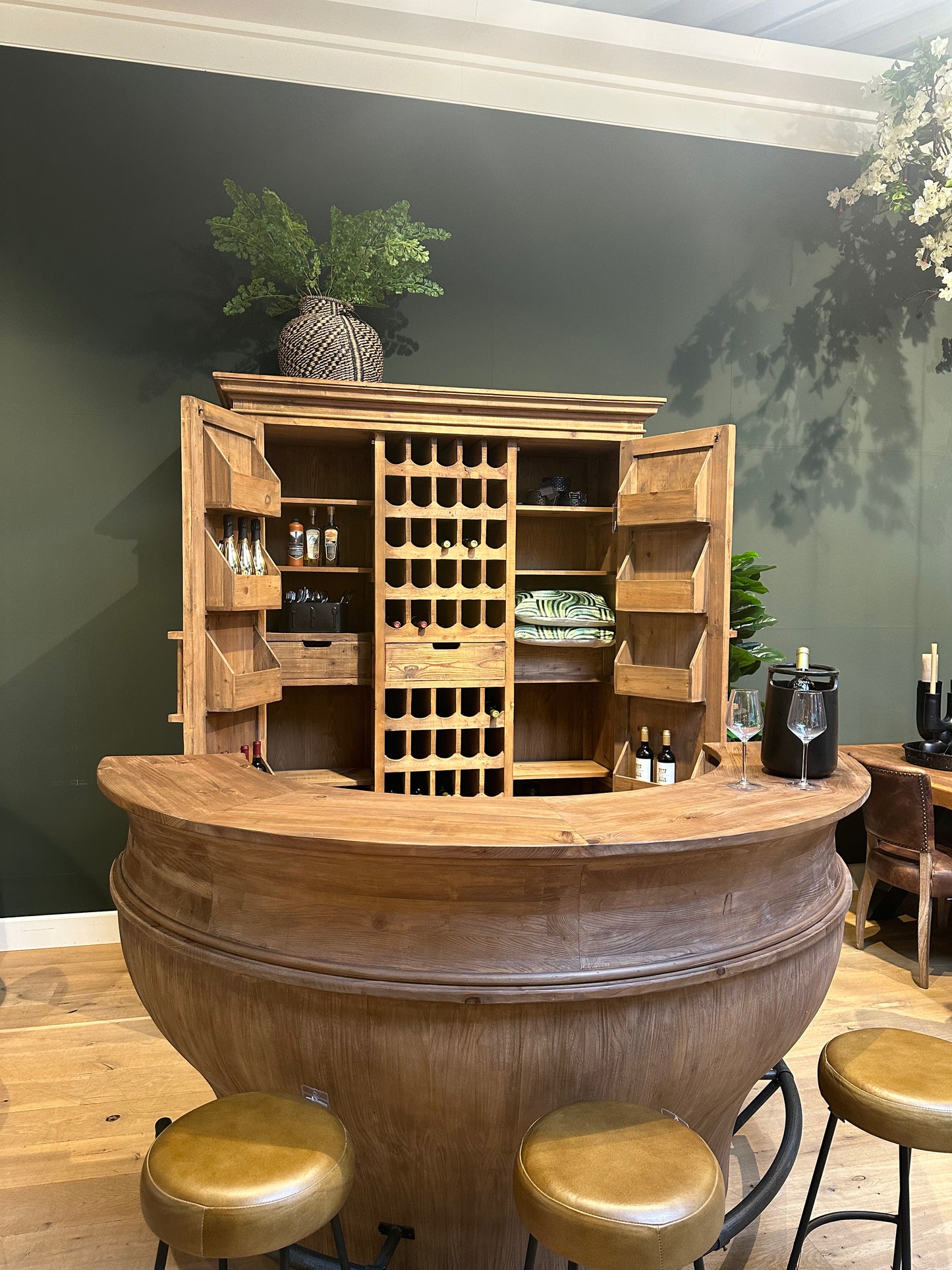 Celier à Vin en Bois - Stockage Élégant et Traditionnel pour Vos Grands Crus - meuble-ebeniste.com devient meuble-ebeniste.fr