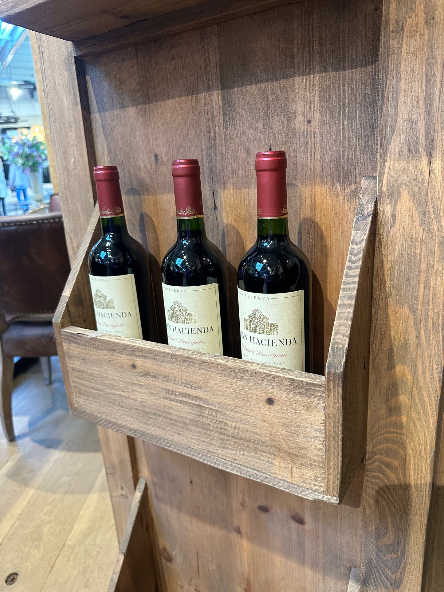 Celier à Vin en Bois - Stockage Élégant et Traditionnel pour Vos Grands Crus - meuble-ebeniste.com devient meuble-ebeniste.fr