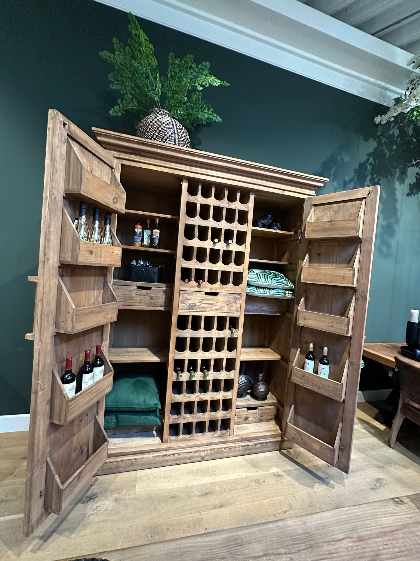 Celier à Vin en Bois - Stockage Élégant et Traditionnel pour Vos Grands Crus - meuble-ebeniste.com devient meuble-ebeniste.fr