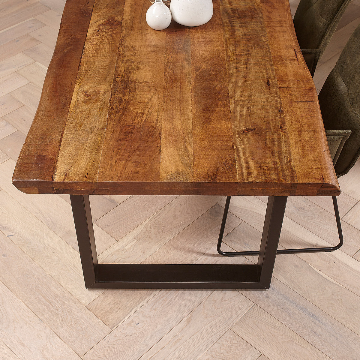 Table manguier massif bords naturel pieds métal noir mat U - CEFALÙ - meuble-ebeniste.com devient meuble-ebeniste.fr