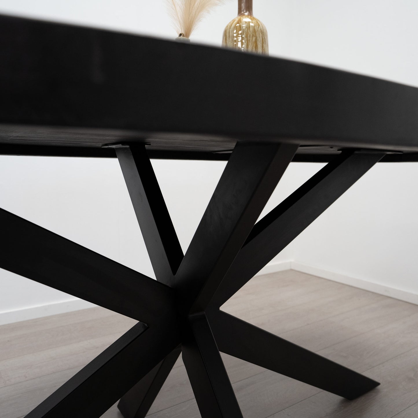 Table Ovale en Manguier Noir Pied Mikado "SOLO" | Meuble Ébéniste