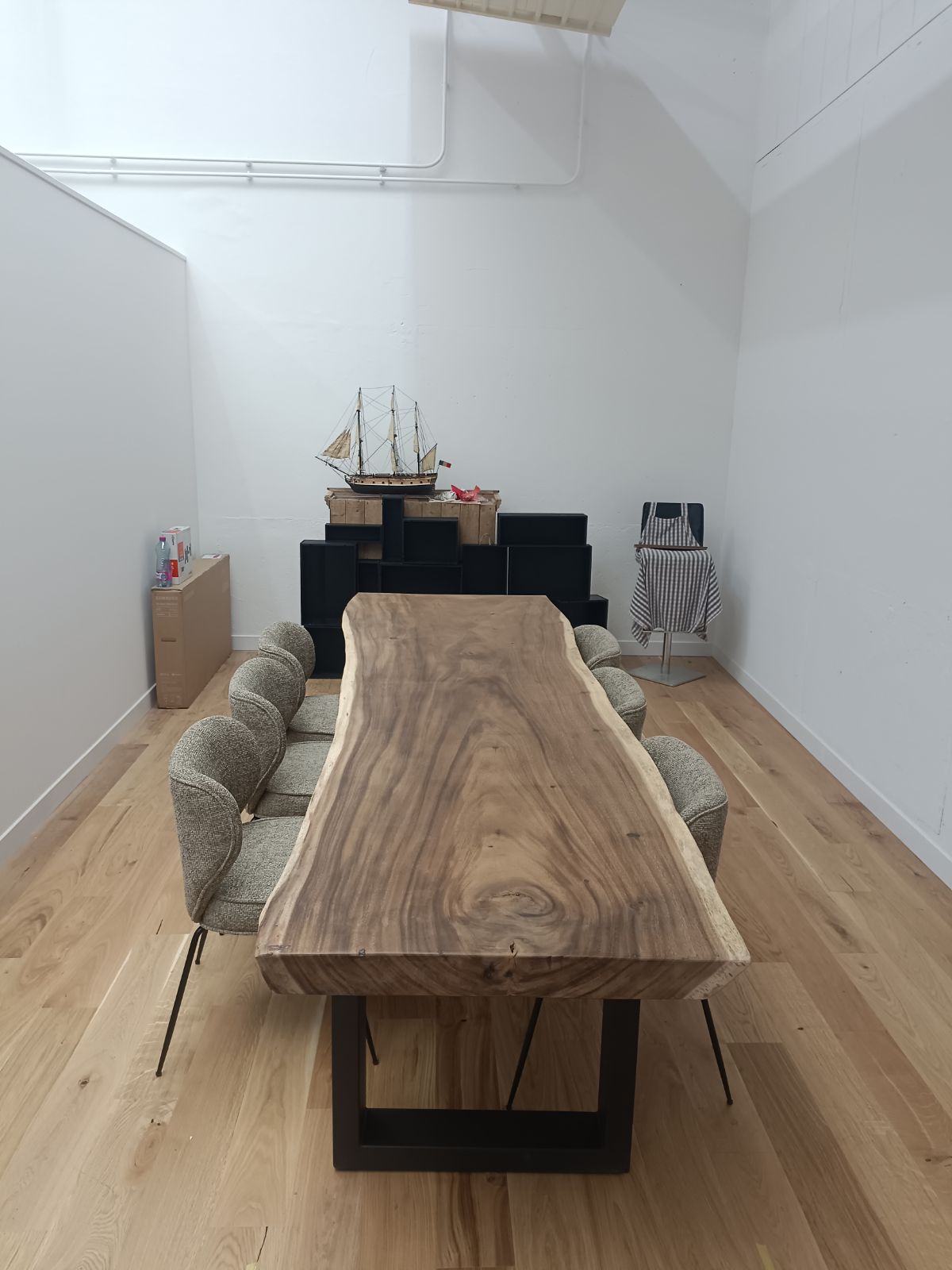Table en Bois de Suar Massif sur Mesure | Meuble Ébéniste