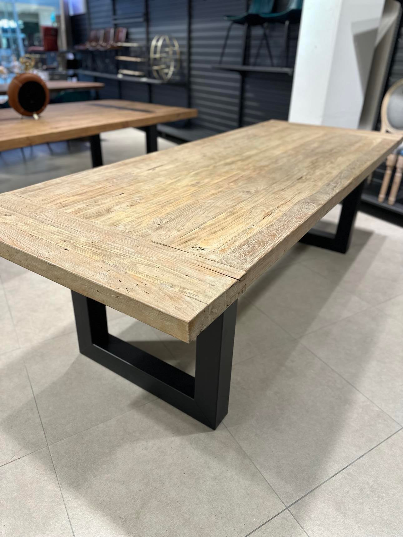 Table en Teck Massif Cérusé sur Mesure | Meuble Ébéniste