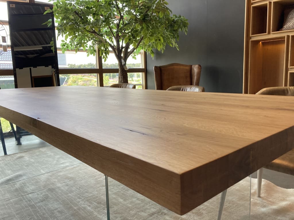 Table en Chêne Massif et Pieds en Verre "NUBE" | Meuble Ébéniste