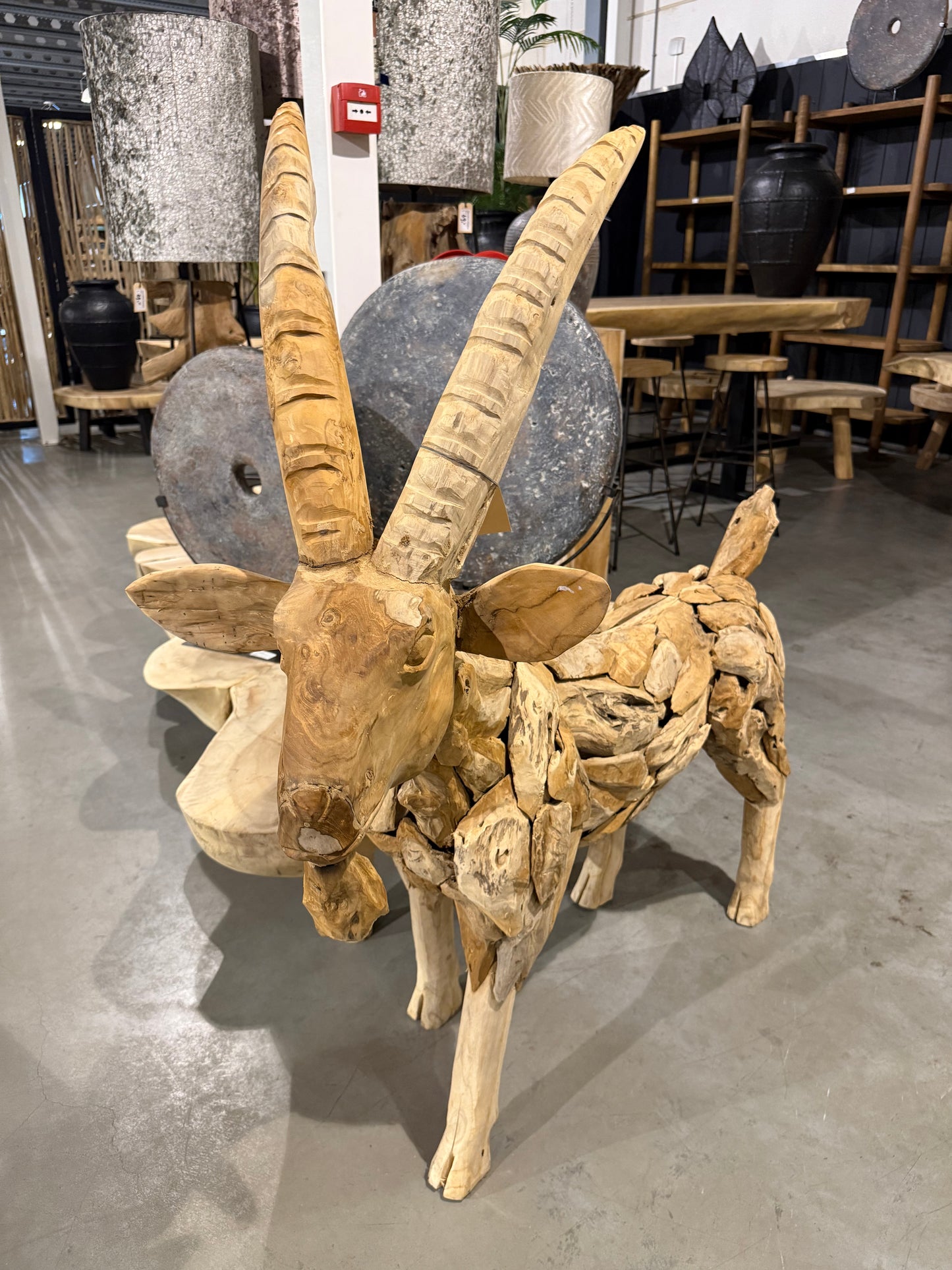 Sculpture animale artisanale en bois flotté