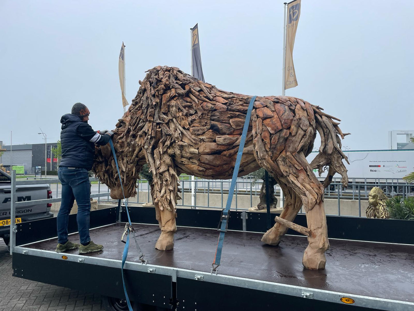 Sculpture animale artisanale en bois flotté