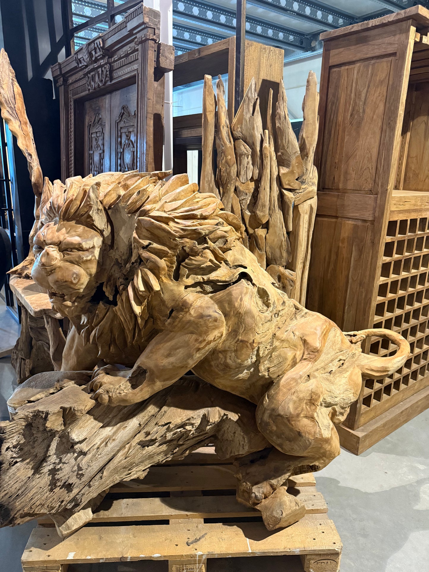 Sculpture animale artisanale en bois flotté