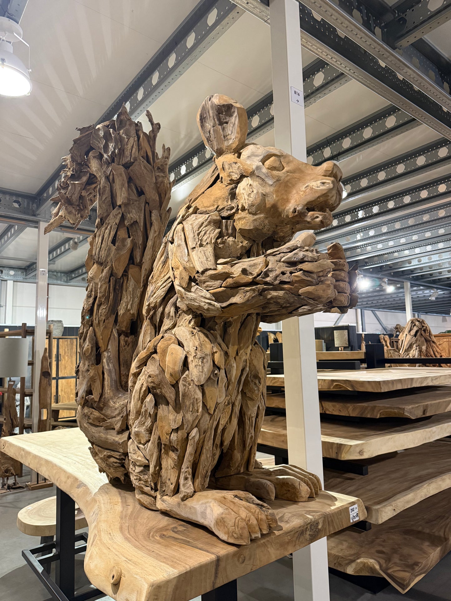 Sculpture animale artisanale en bois flotté
