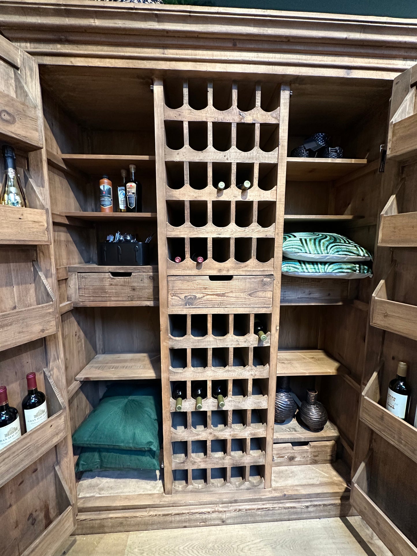 Celier à Vin en Bois - Stockage Élégant et Traditionnel pour Vos Grands Crus