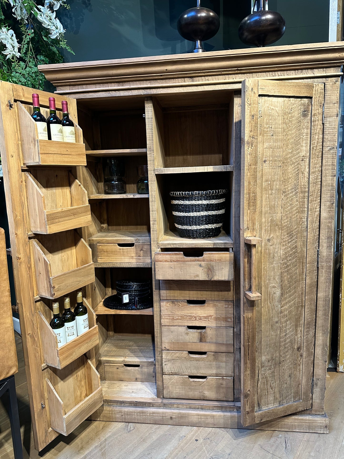 Celier à Vin en Bois - Stockage Élégant et Traditionnel pour Vos Grands Crus