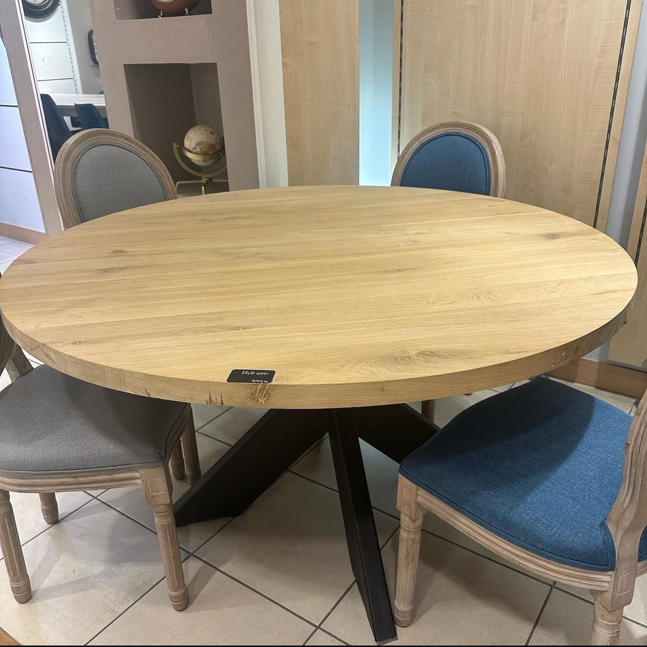 Table ronde en Chêne Massif "CORTINA"