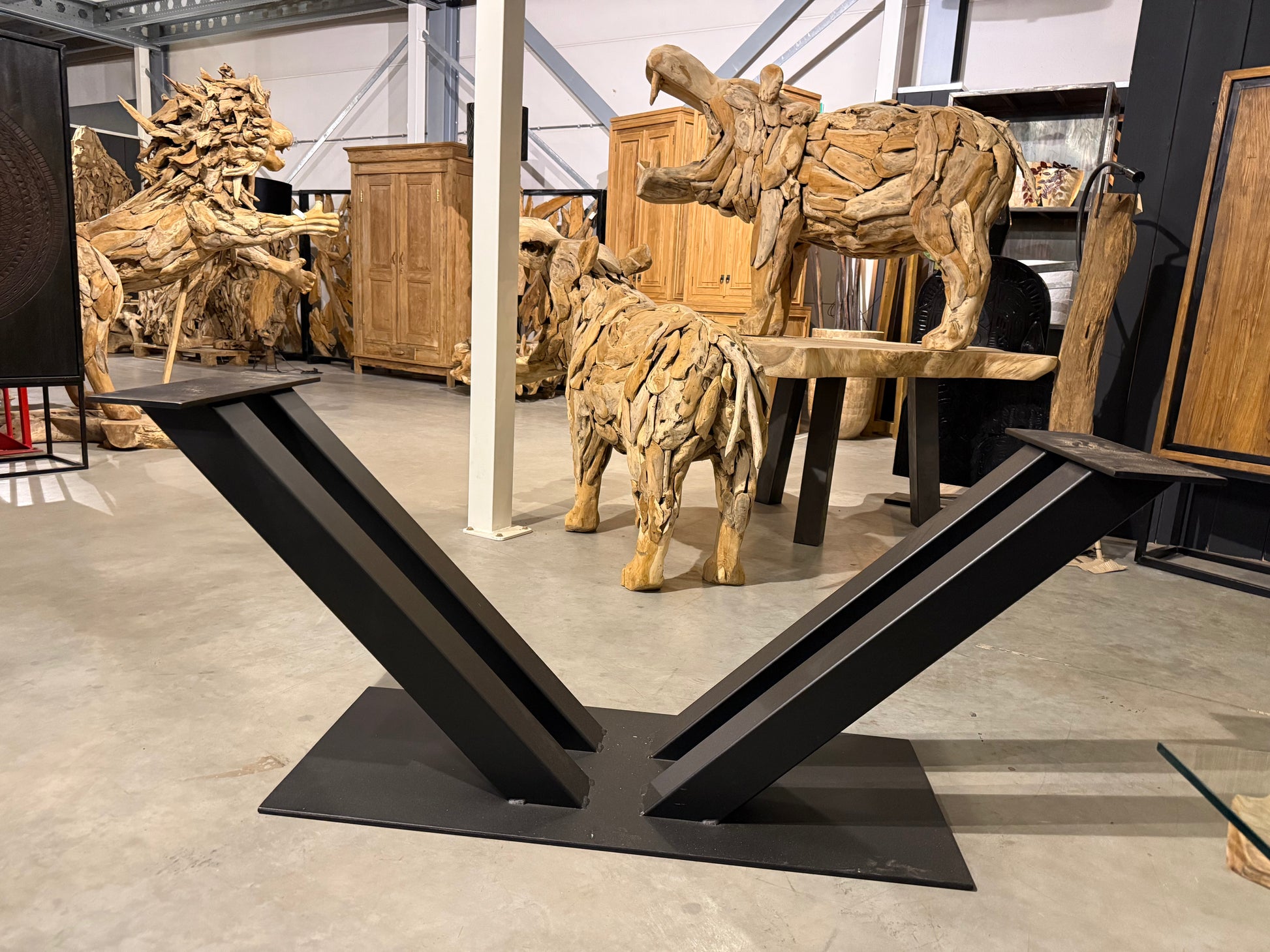 Pied de Table Central "Forme V" en Métal Noir Mat