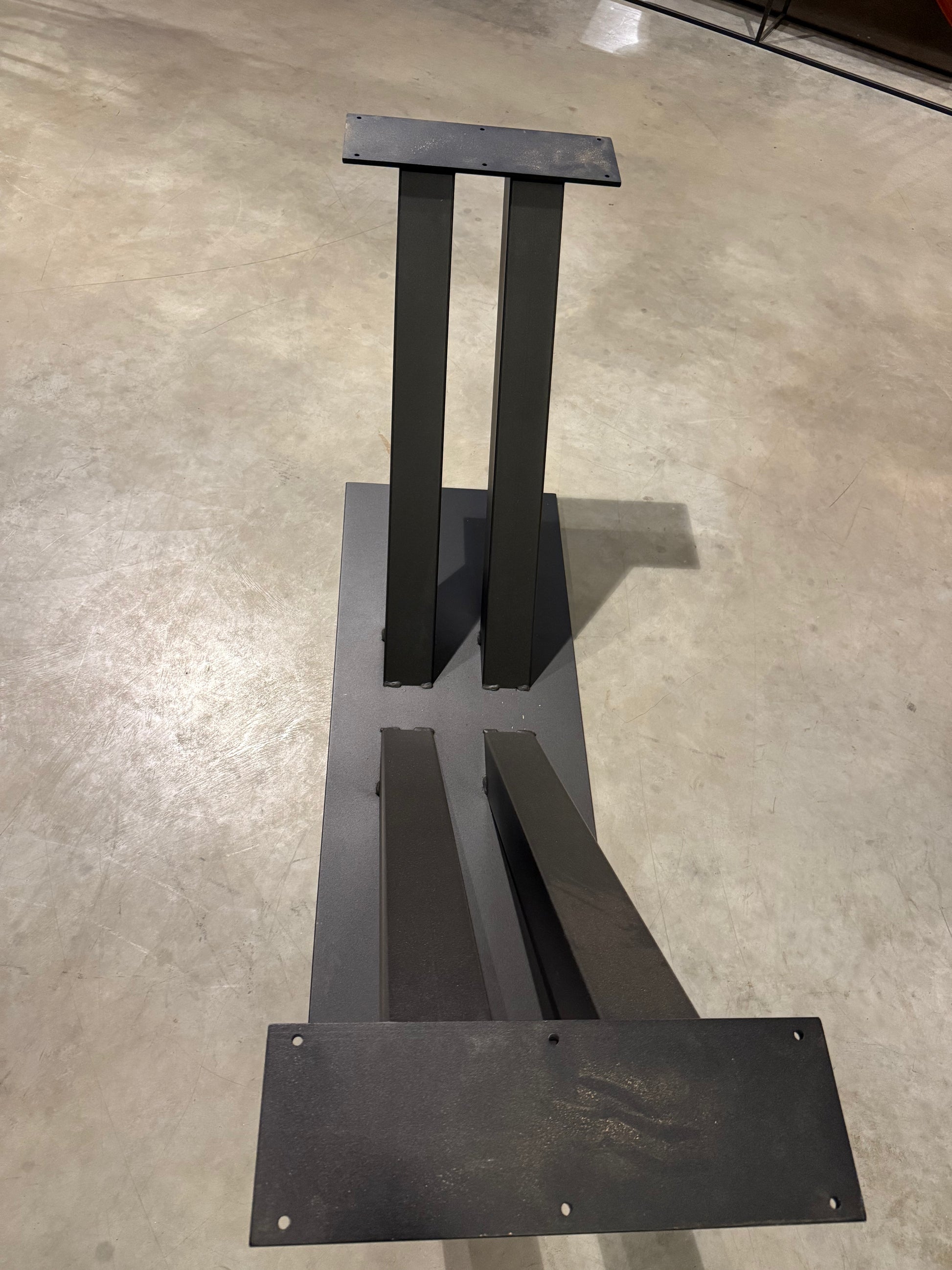Pied de Table Central "Forme V" en Métal Noir Mat