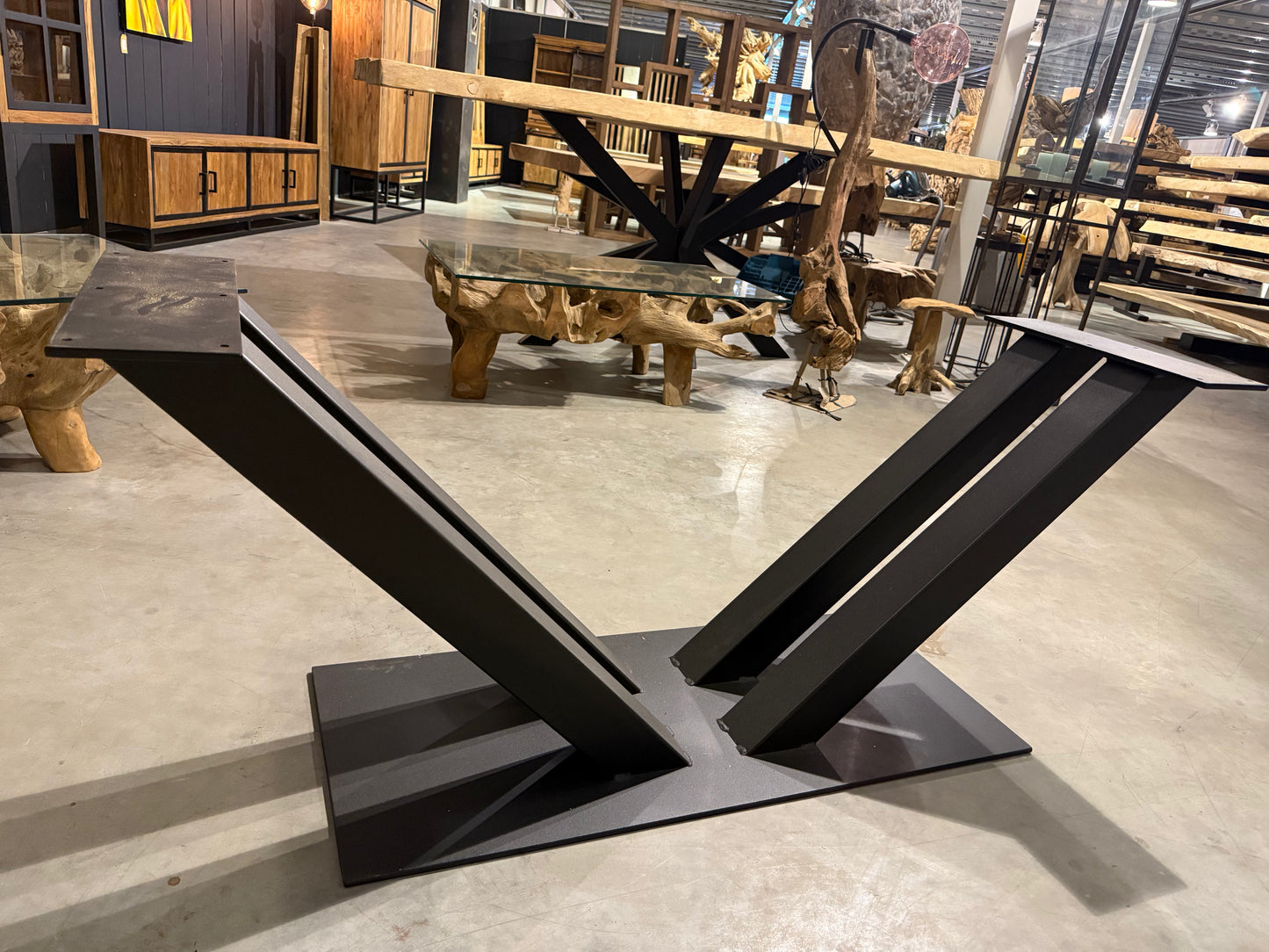 Pied de Table Central "Forme V" en Métal Noir Mat