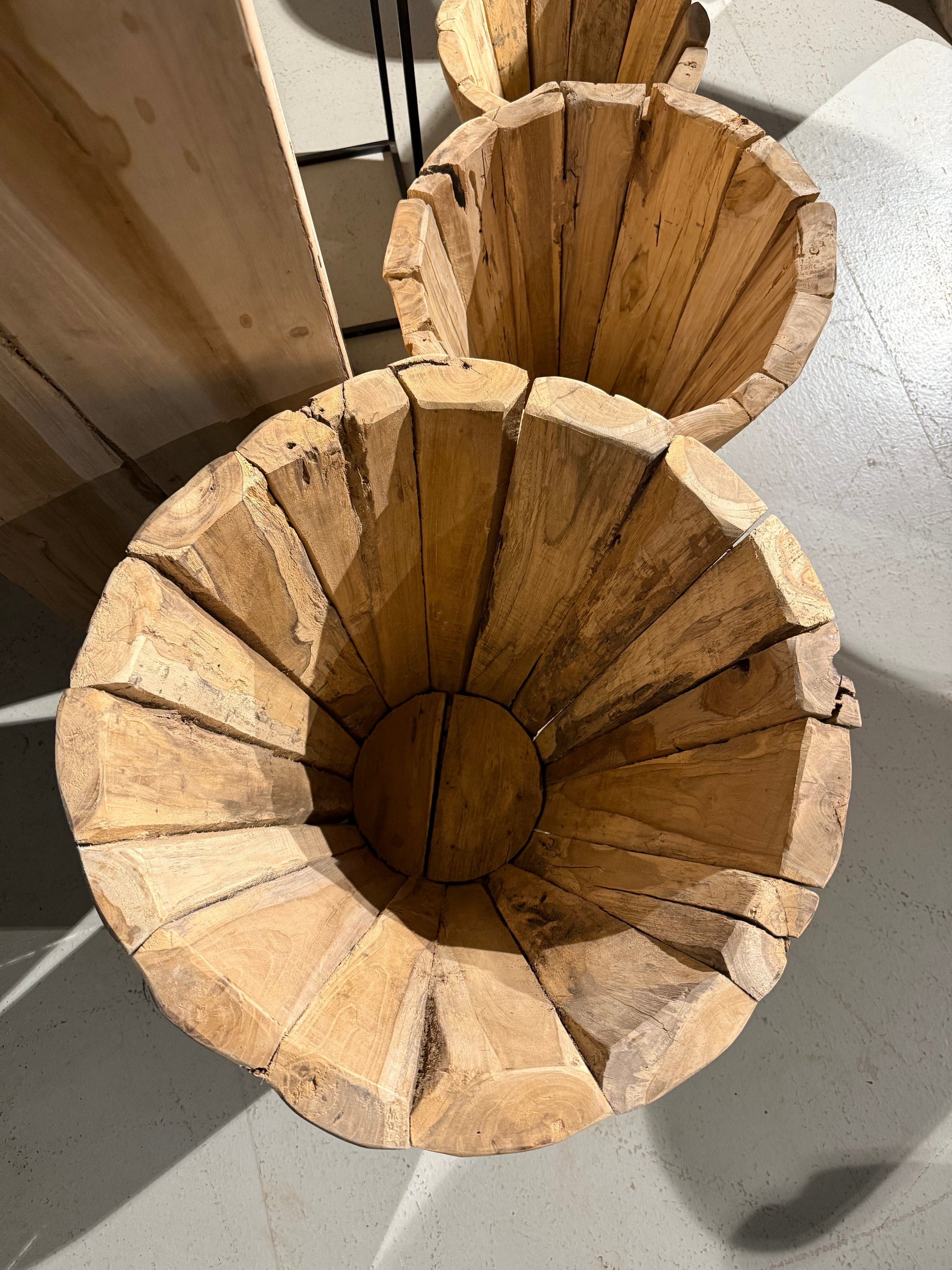 Pot de fleur en teck massif artisanal pour décoration intérieure et extérieure