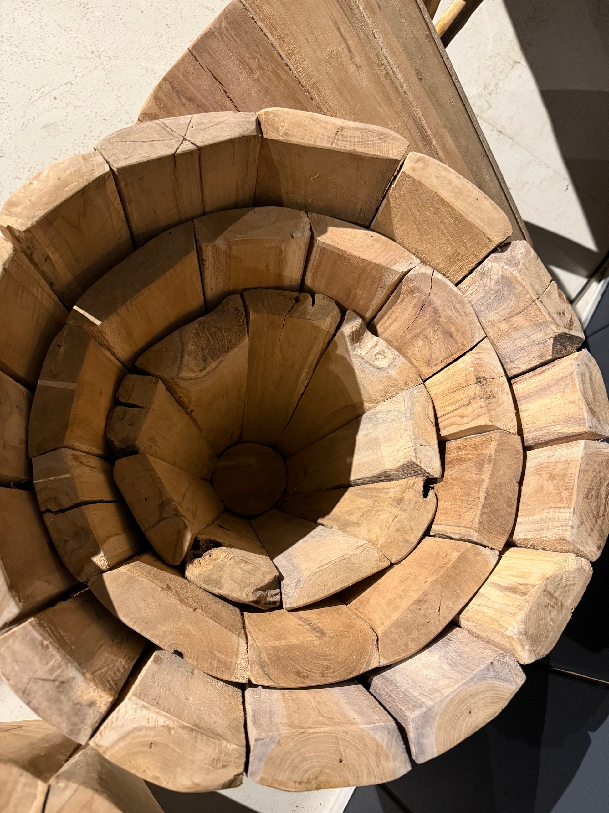 Pot de fleur en teck massif artisanal pour décoration intérieure et extérieure
