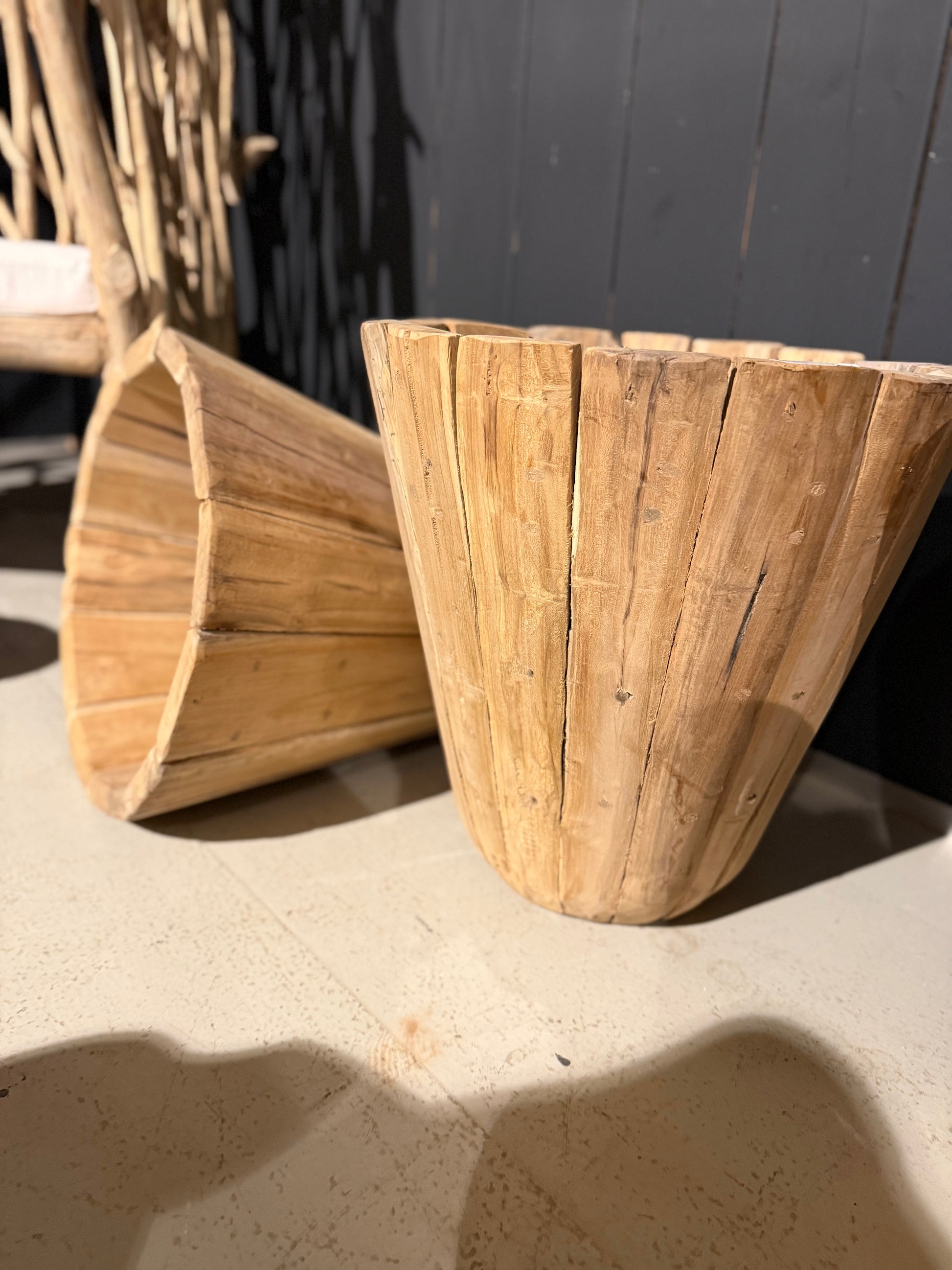 Pot de fleur en teck massif artisanal pour décoration intérieure et extérieure