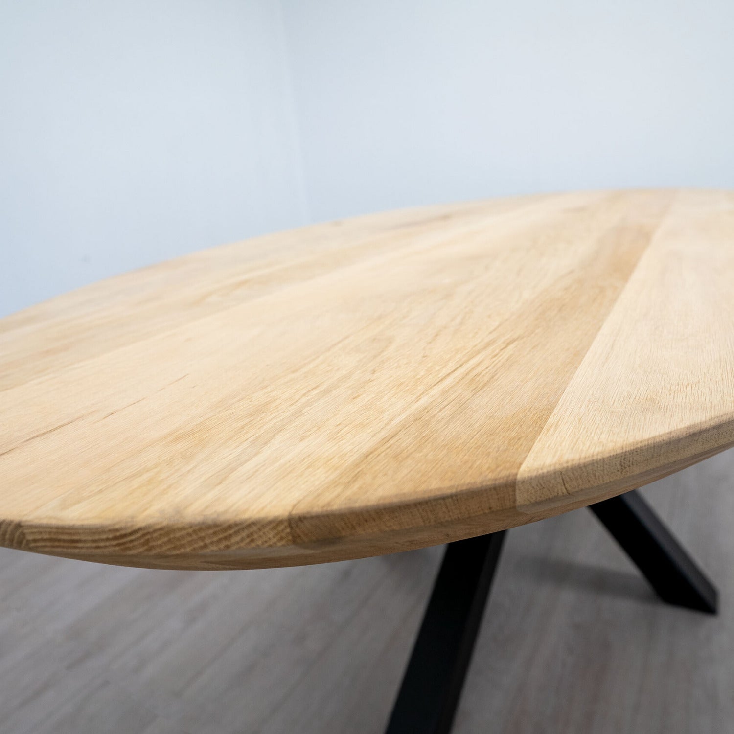 Table ronde en Chêne Massif "CORTINA"
