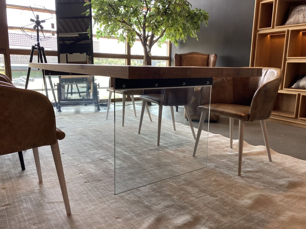 Table chêne massif pieds transparents en verre trempé NUBE - DIMENSIONS AU CHOIX