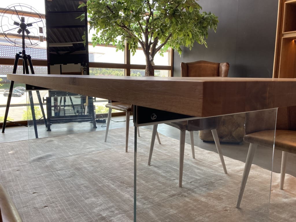 Table chêne massif pieds transparents en verre trempé NUBE - DIMENSIONS AU CHOIX