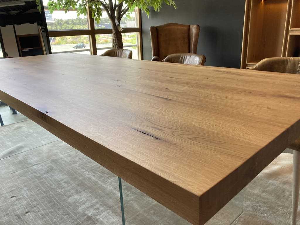 Table chêne massif pieds transparents en verre trempé NUBE - DIMENSIONS AU CHOIX
