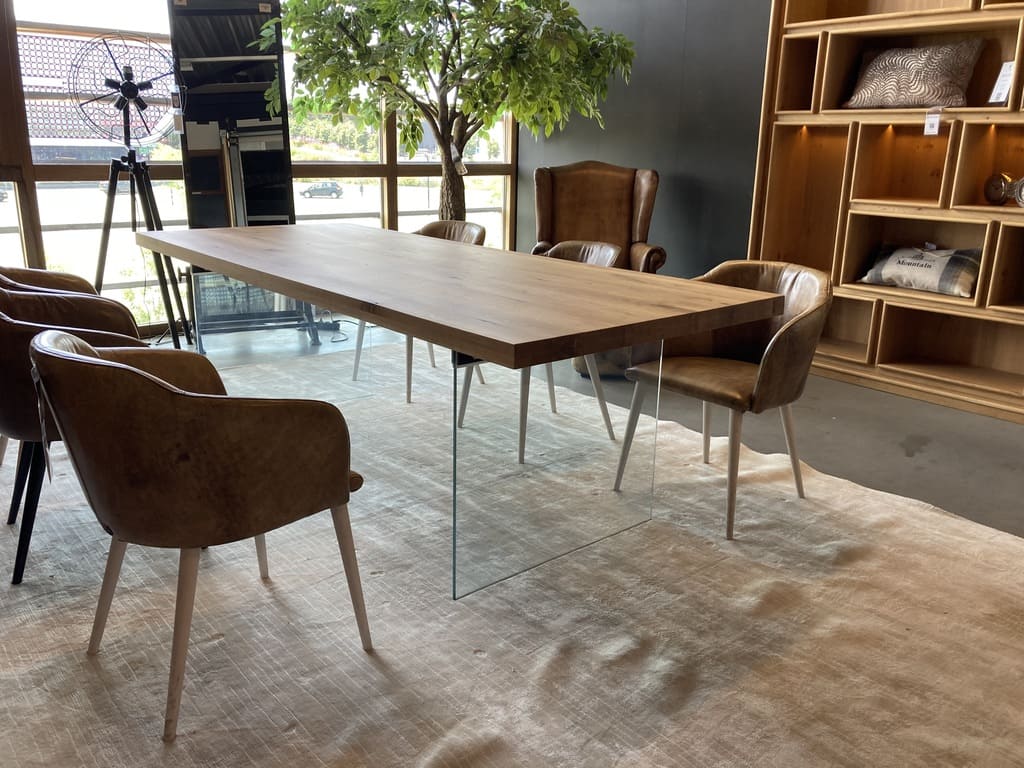 Table chêne massif pieds transparents en verre trempé NUBE - DIMENSIONS AU CHOIX