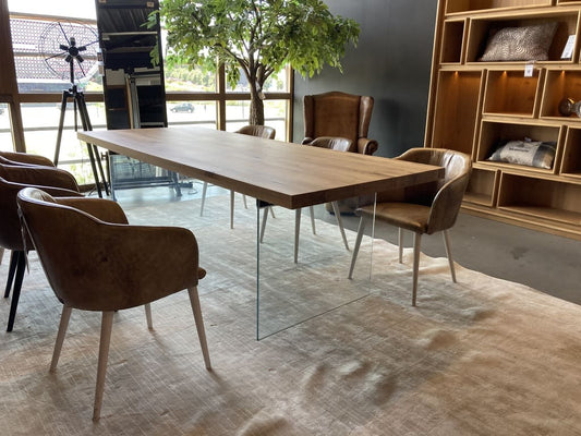 Table chêne massif pieds transparents en verre trempé NUBE - DIMENSIONS AU CHOIX
